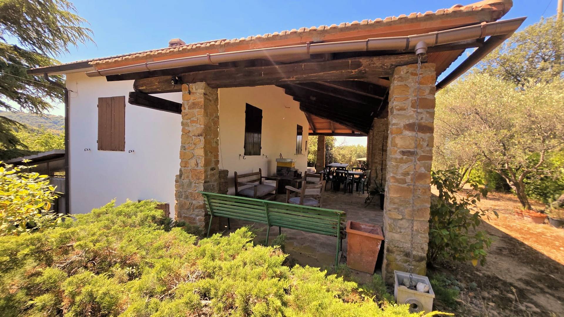 Villa unifamiliare con piscina e ampio terreno in vendita a Scansano, Montorgiali