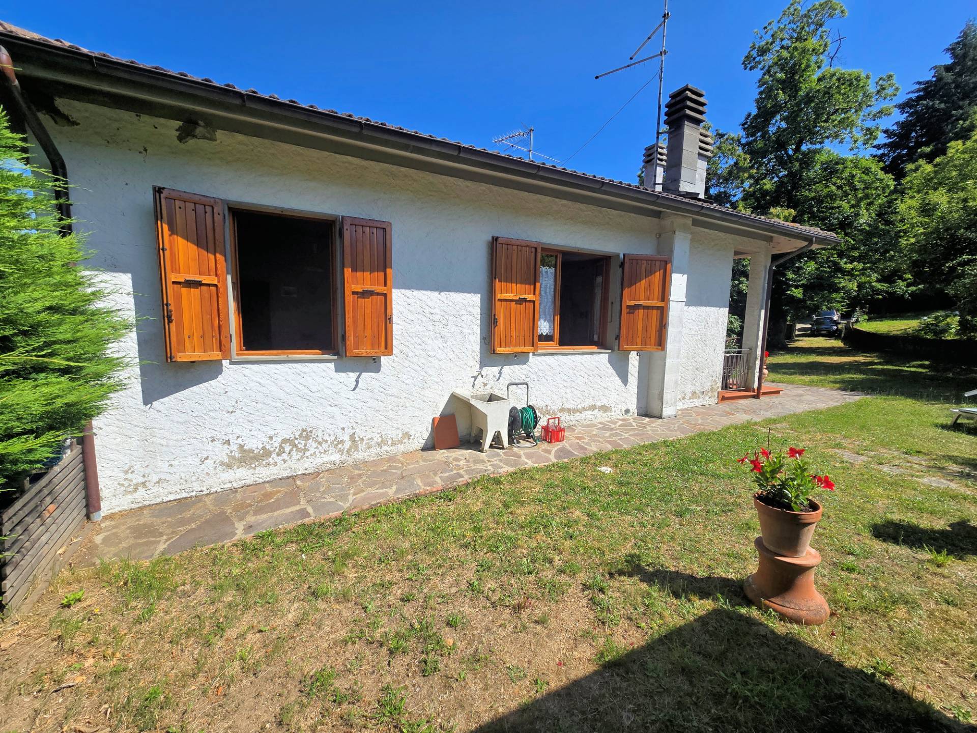 Appartamento al piano primo in bifamiliare con giardino in vendita a Marliana