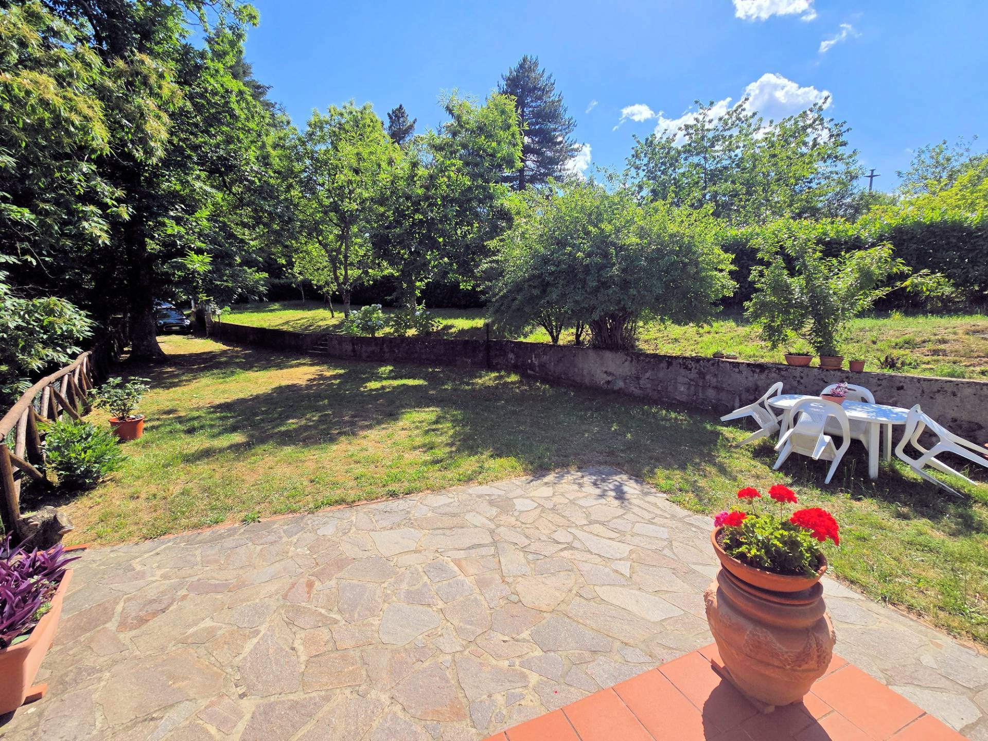 Appartamento al piano primo in bifamiliare con giardino in vendita a Marliana