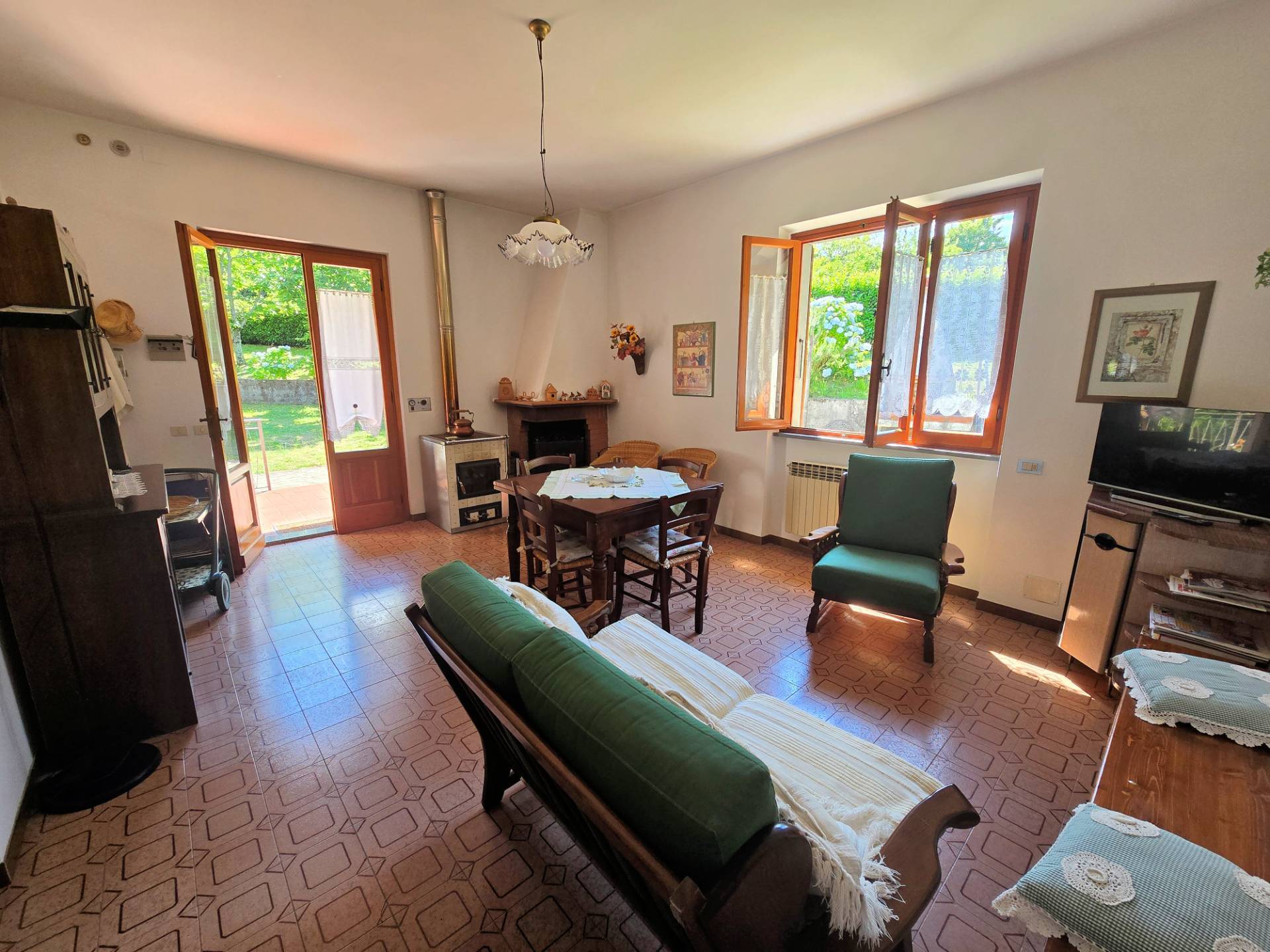 Appartamento al piano primo in bifamiliare con giardino in vendita a Marliana