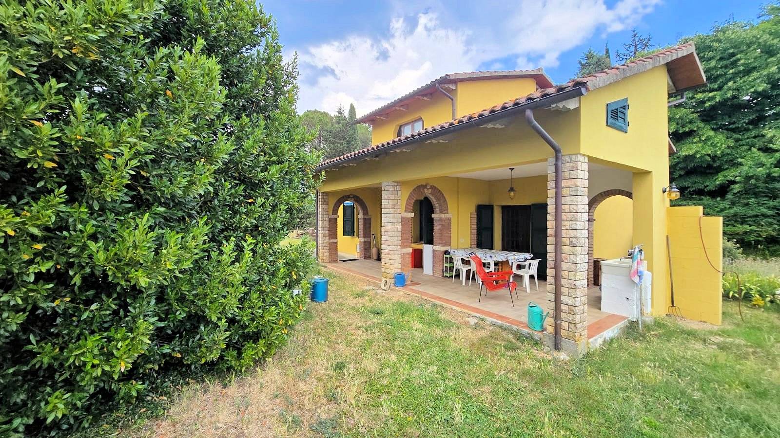 Casa indipendente ristrutturata con terreno e vista panoramica in vendita a Roccastrada