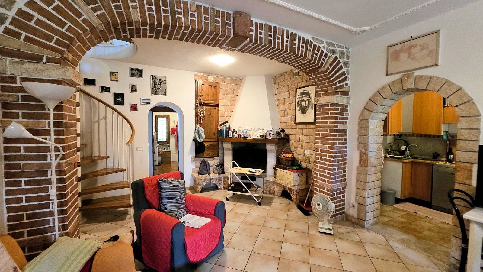 Casa indipendente ristrutturata con terreno e vista panoramica in vendita a Roccastrada