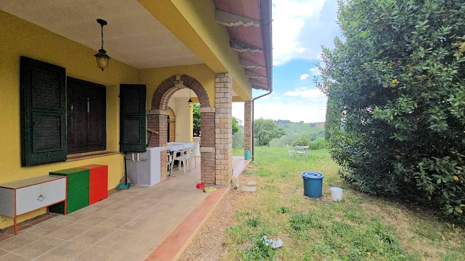Casa indipendente ristrutturata con terreno e vista panoramica in vendita a Roccastrada