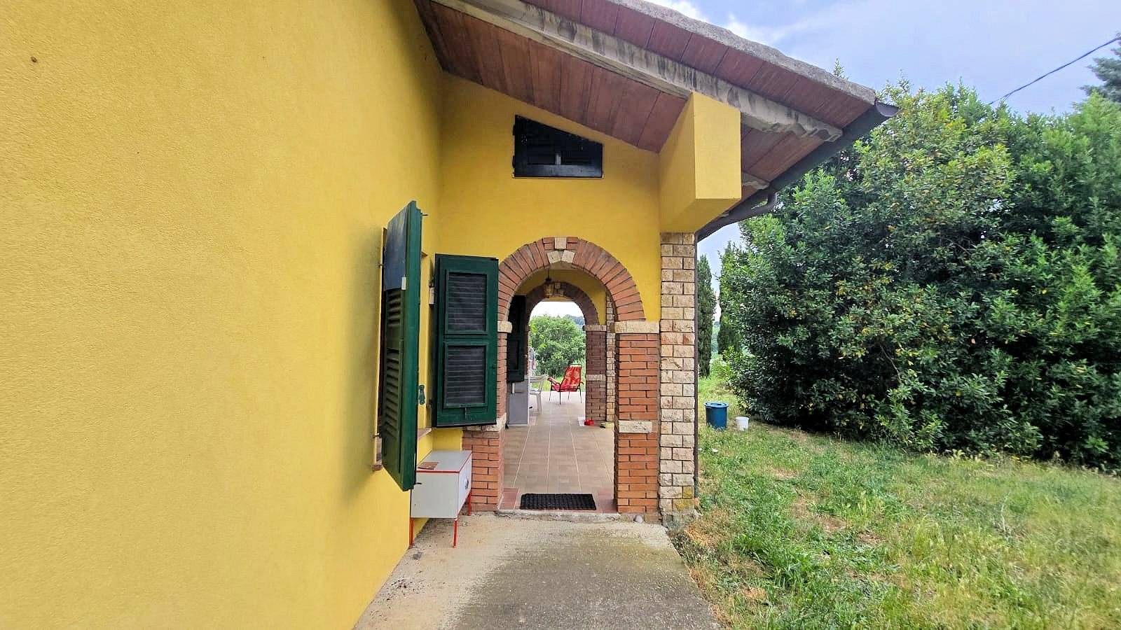 Casa indipendente ristrutturata con terreno e vista panoramica in vendita a Roccastrada