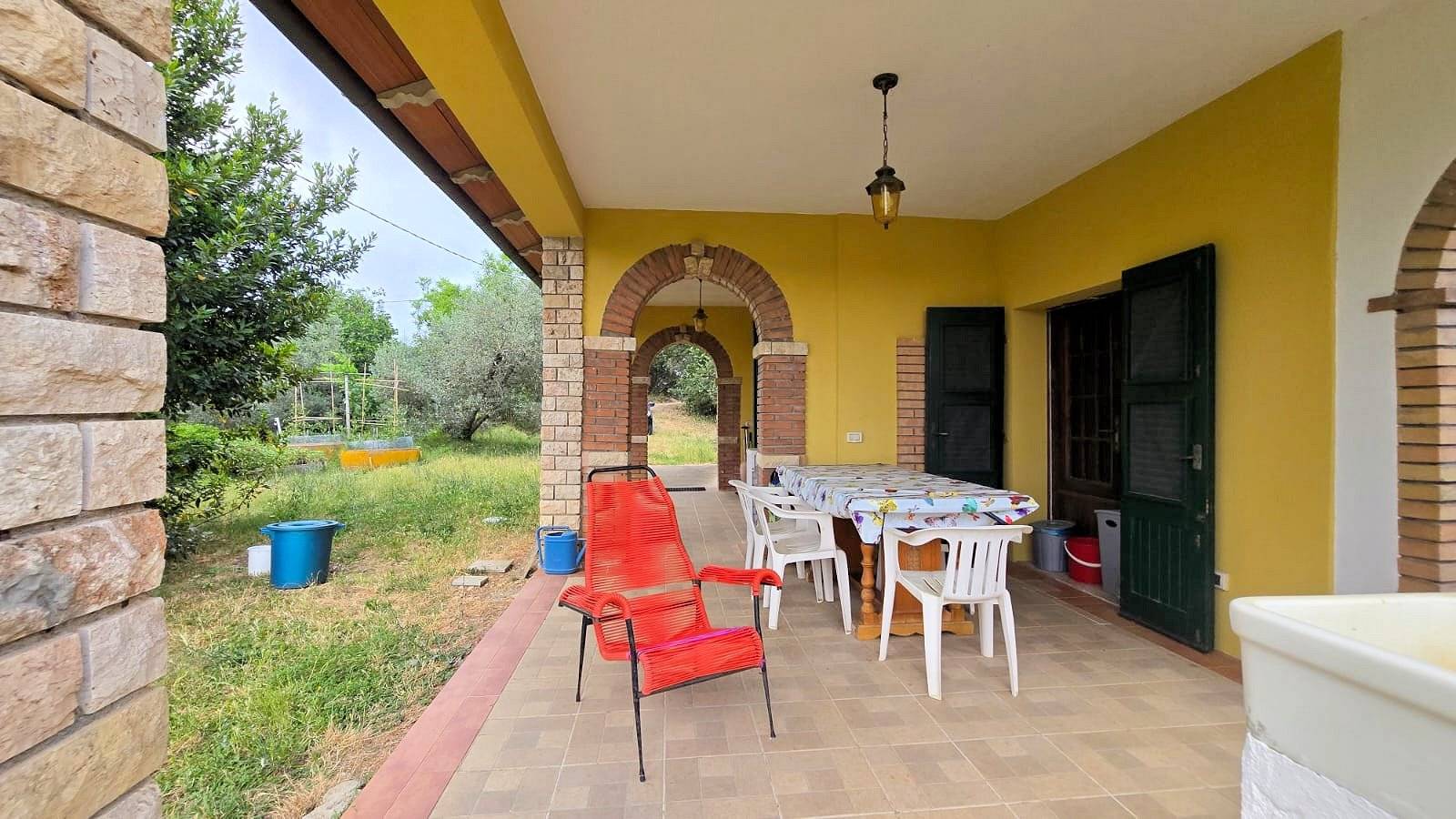 Casa indipendente ristrutturata con terreno e vista panoramica in vendita a Roccastrada