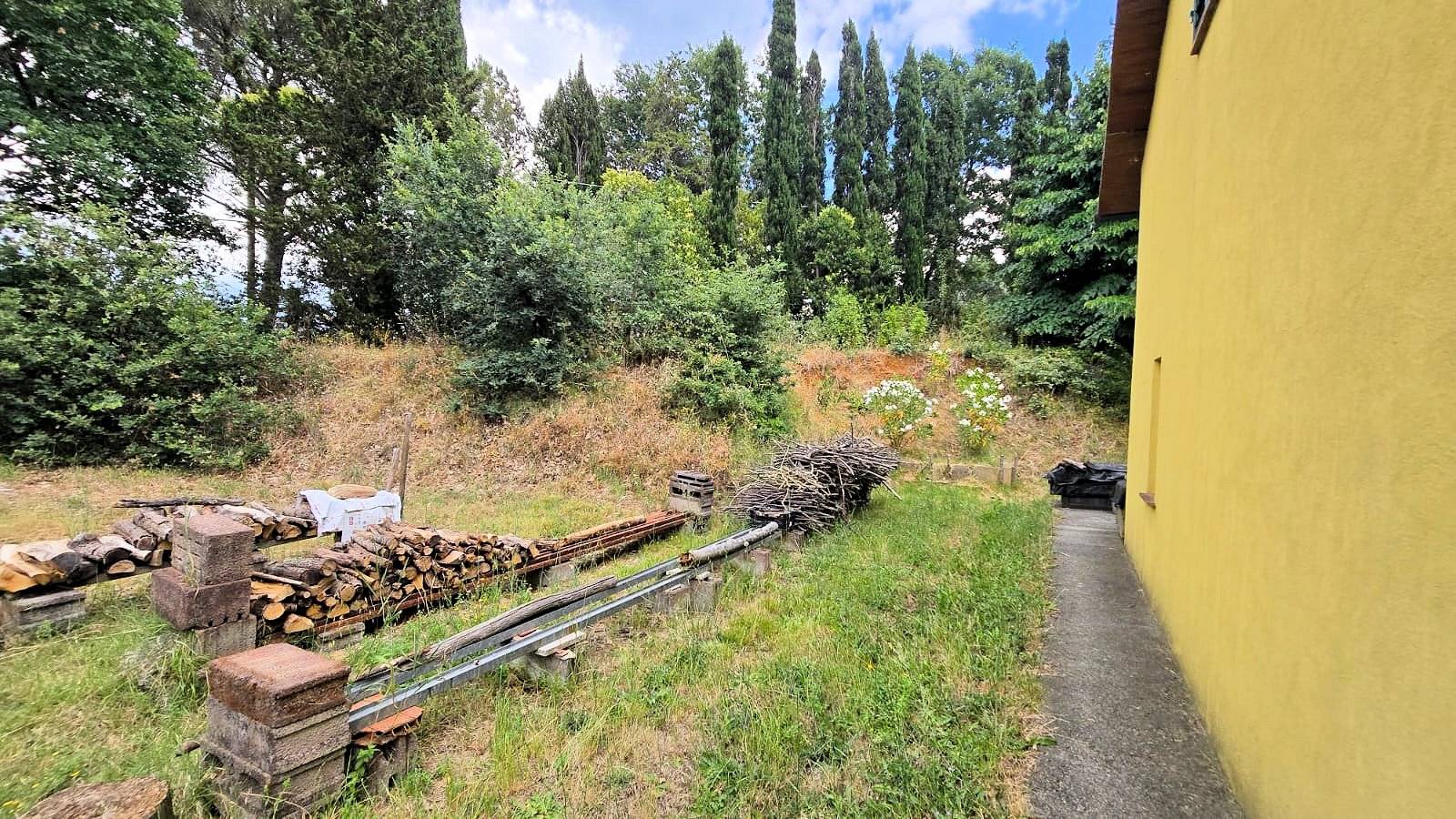 Casa indipendente ristrutturata con terreno e vista panoramica in vendita a Roccastrada