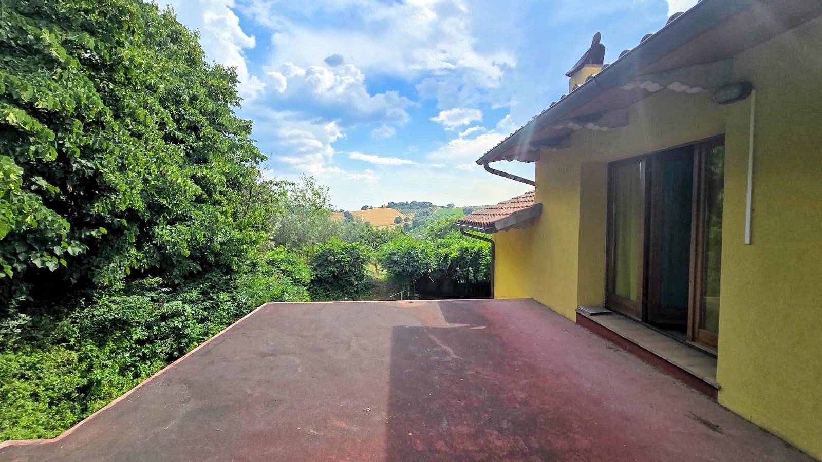 Casa indipendente ristrutturata con terreno e vista panoramica in vendita a Roccastrada