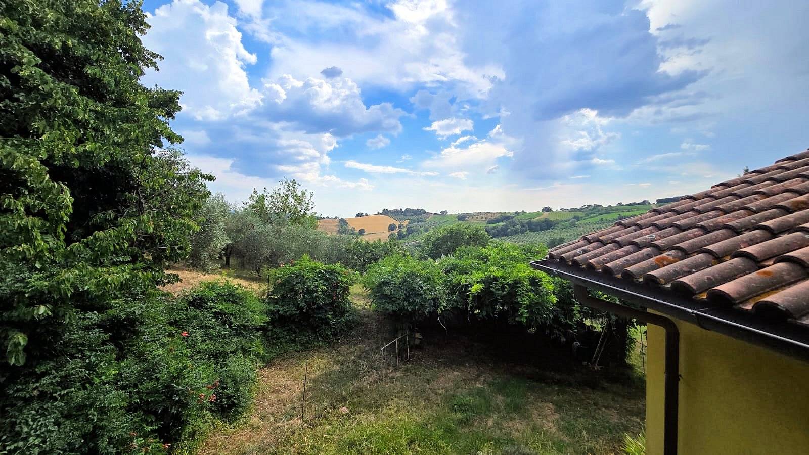 Casa indipendente ristrutturata con terreno e vista panoramica in vendita a Roccastrada