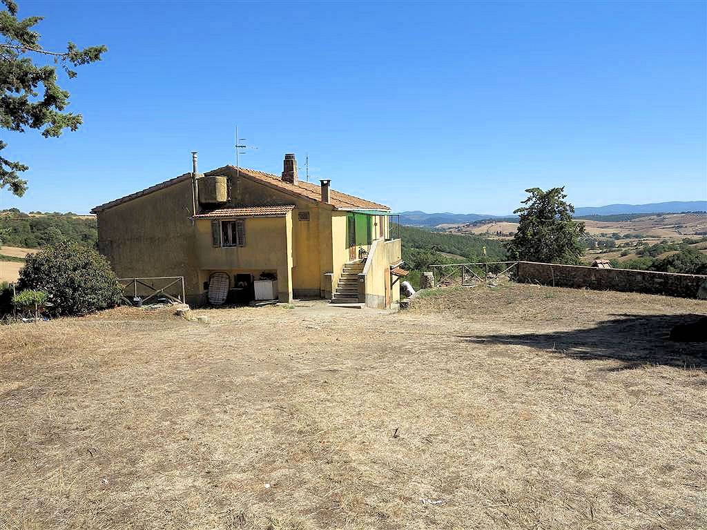 Podere da ristrutturare con ampio terreno in posizione panoramica in vendita a Magliano in Toscana, 