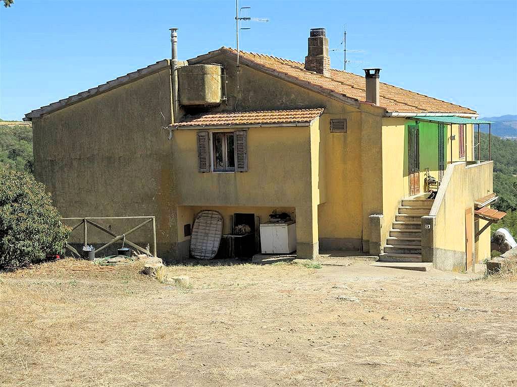 Podere da ristrutturare con ampio terreno in posizione panoramica in vendita a Magliano in Toscana, 