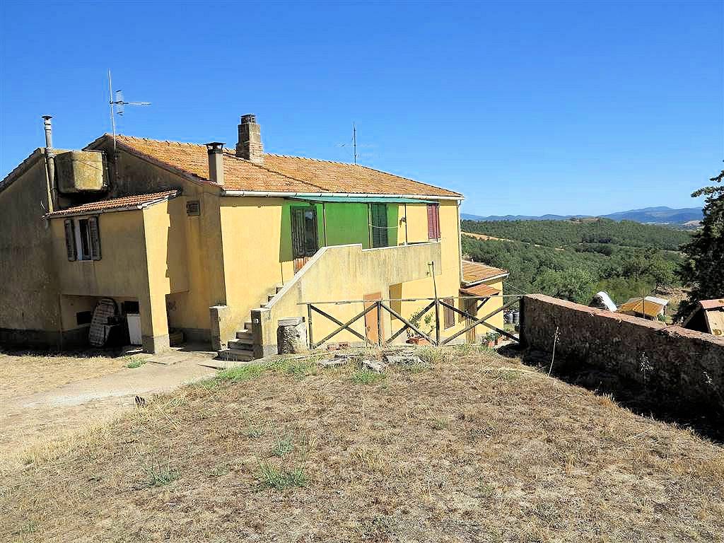Podere da ristrutturare con ampio terreno in posizione panoramica in vendita a Magliano in Toscana, 
