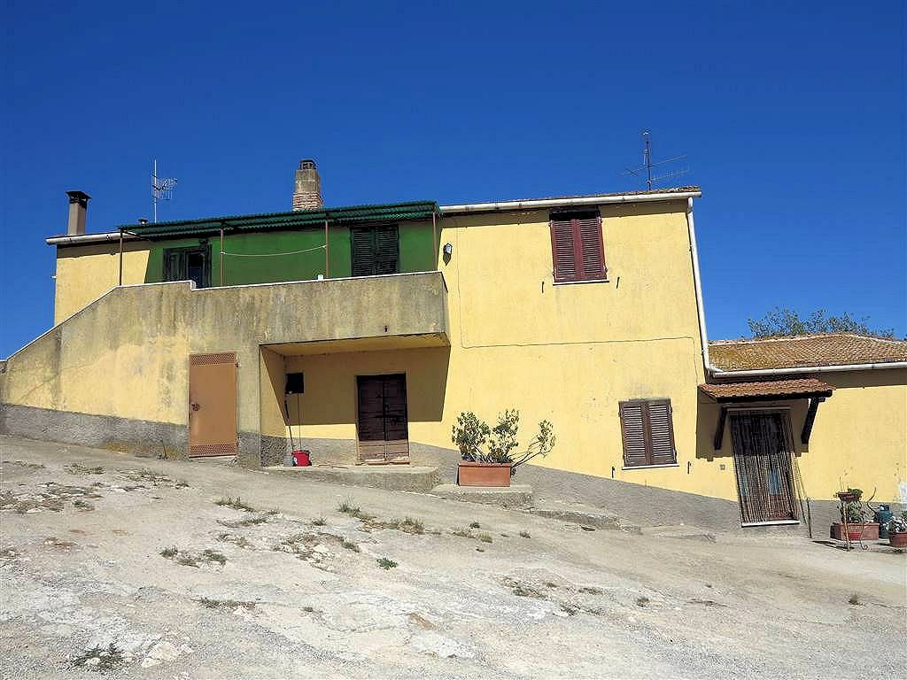 Podere da ristrutturare con ampio terreno in posizione panoramica in vendita a Magliano in Toscana, 
