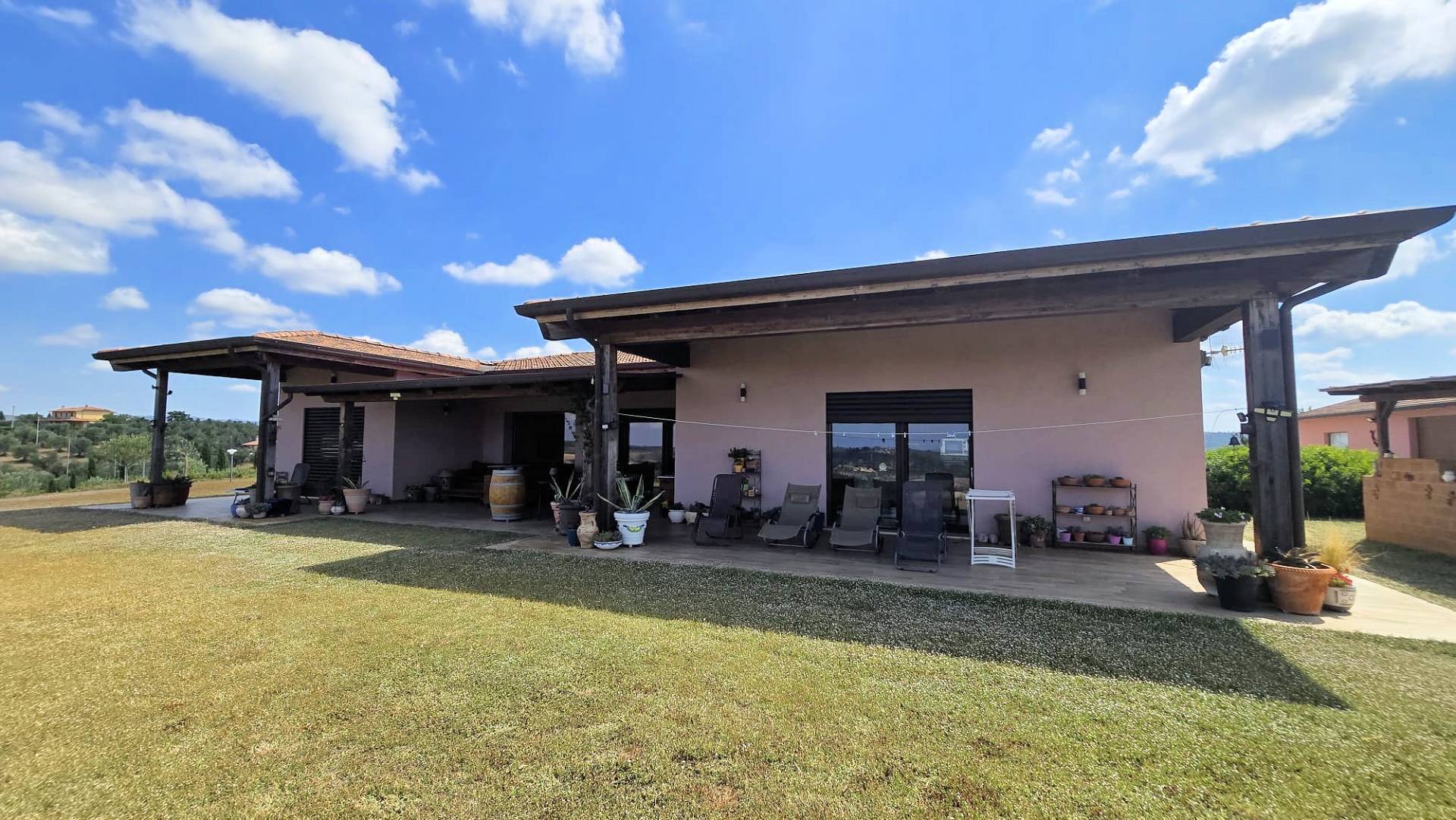 Villa di recente costruzione con ampio terreno e vista panoramica sulla campagna fino al mare in ven