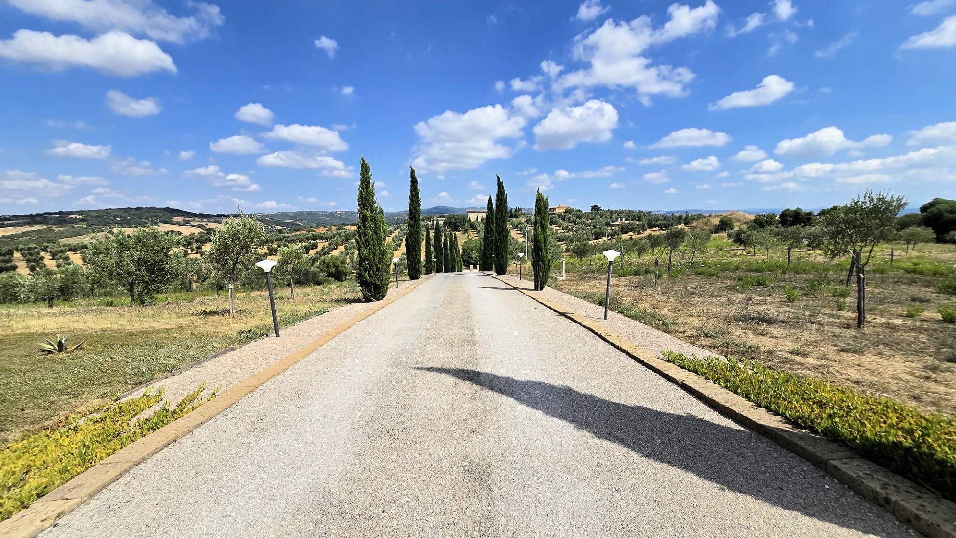 Villa di recente costruzione con ampio terreno e vista panoramica sulla campagna fino al mare in ven