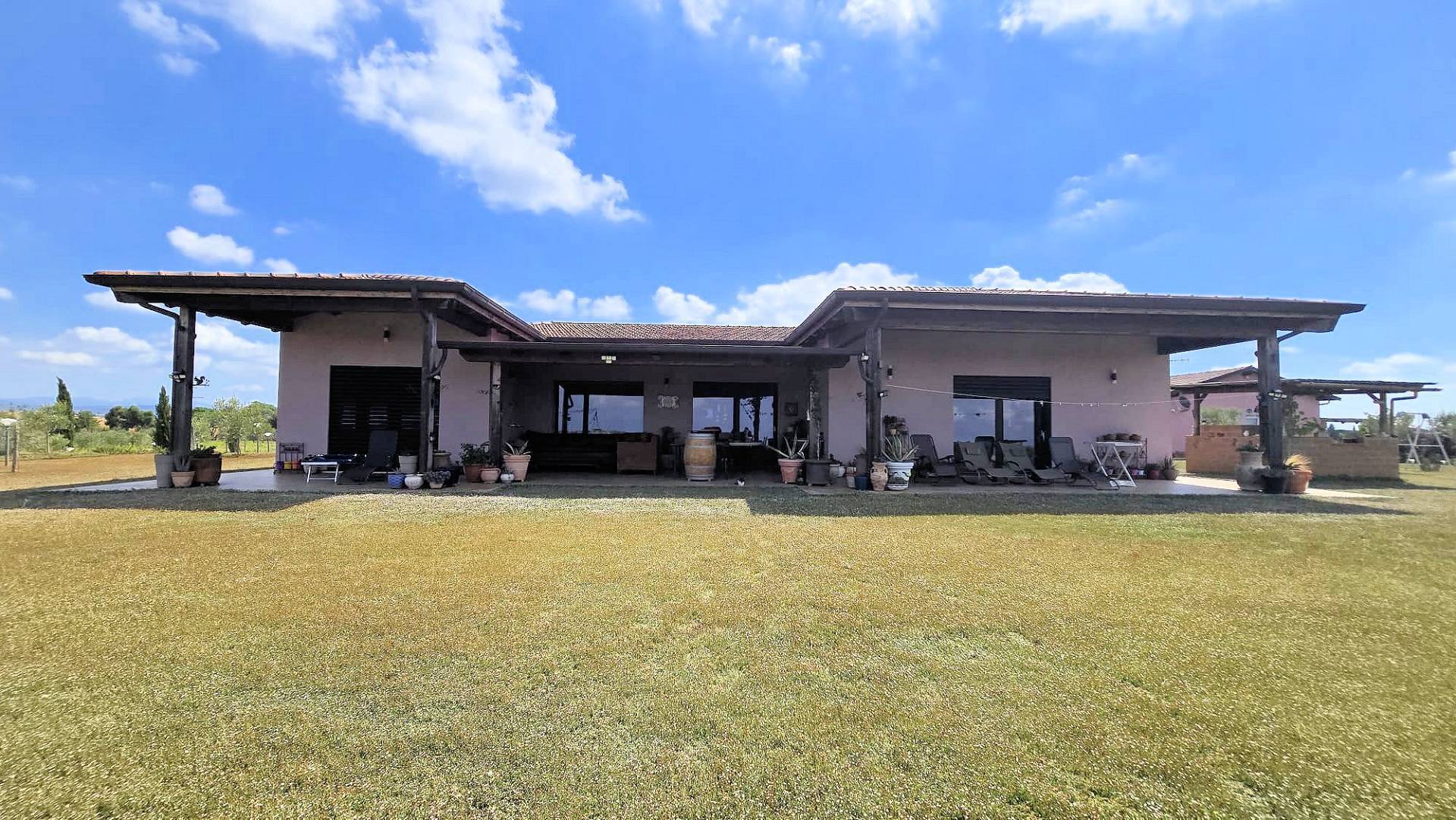 Villa di recente costruzione con ampio terreno e vista panoramica sulla campagna fino al mare in ven