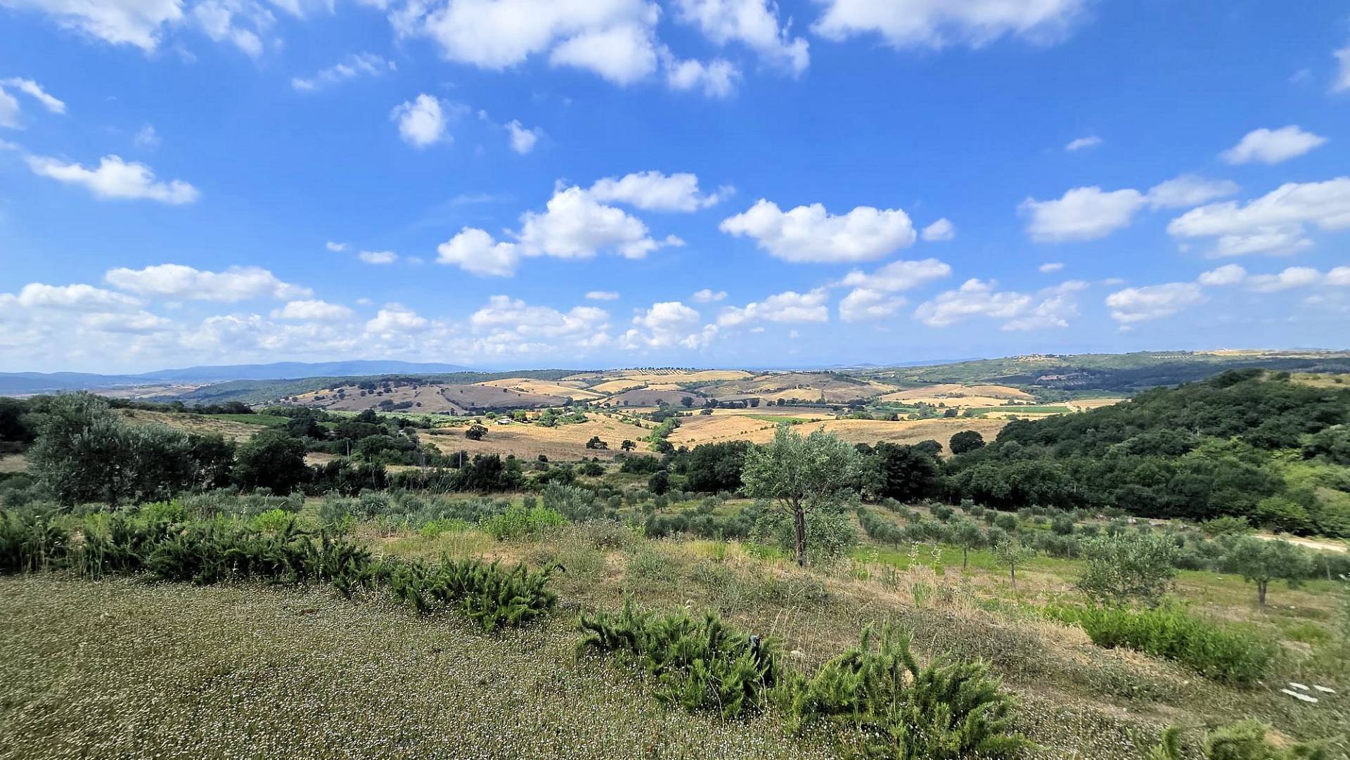 Villa di recente costruzione con ampio terreno e vista panoramica sulla campagna fino al mare in ven