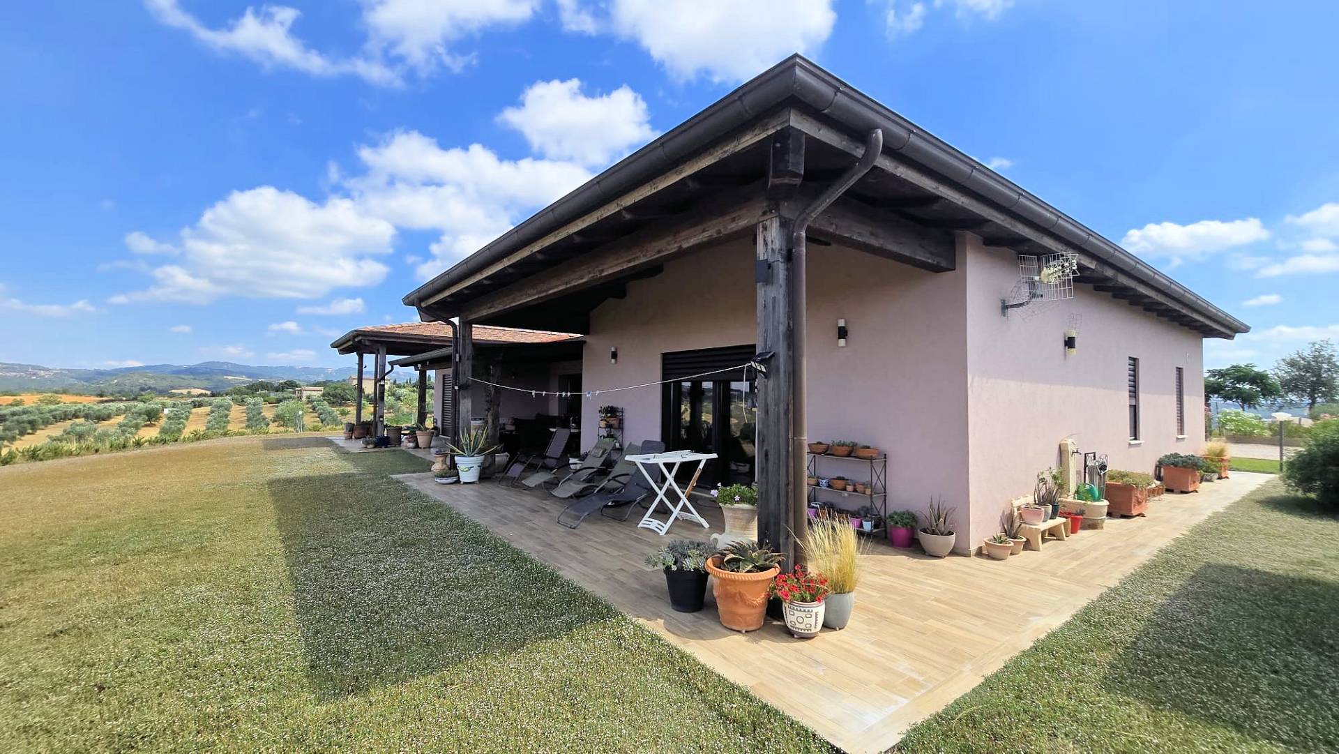 Villa di recente costruzione con ampio terreno e vista panoramica sulla campagna fino al mare in ven