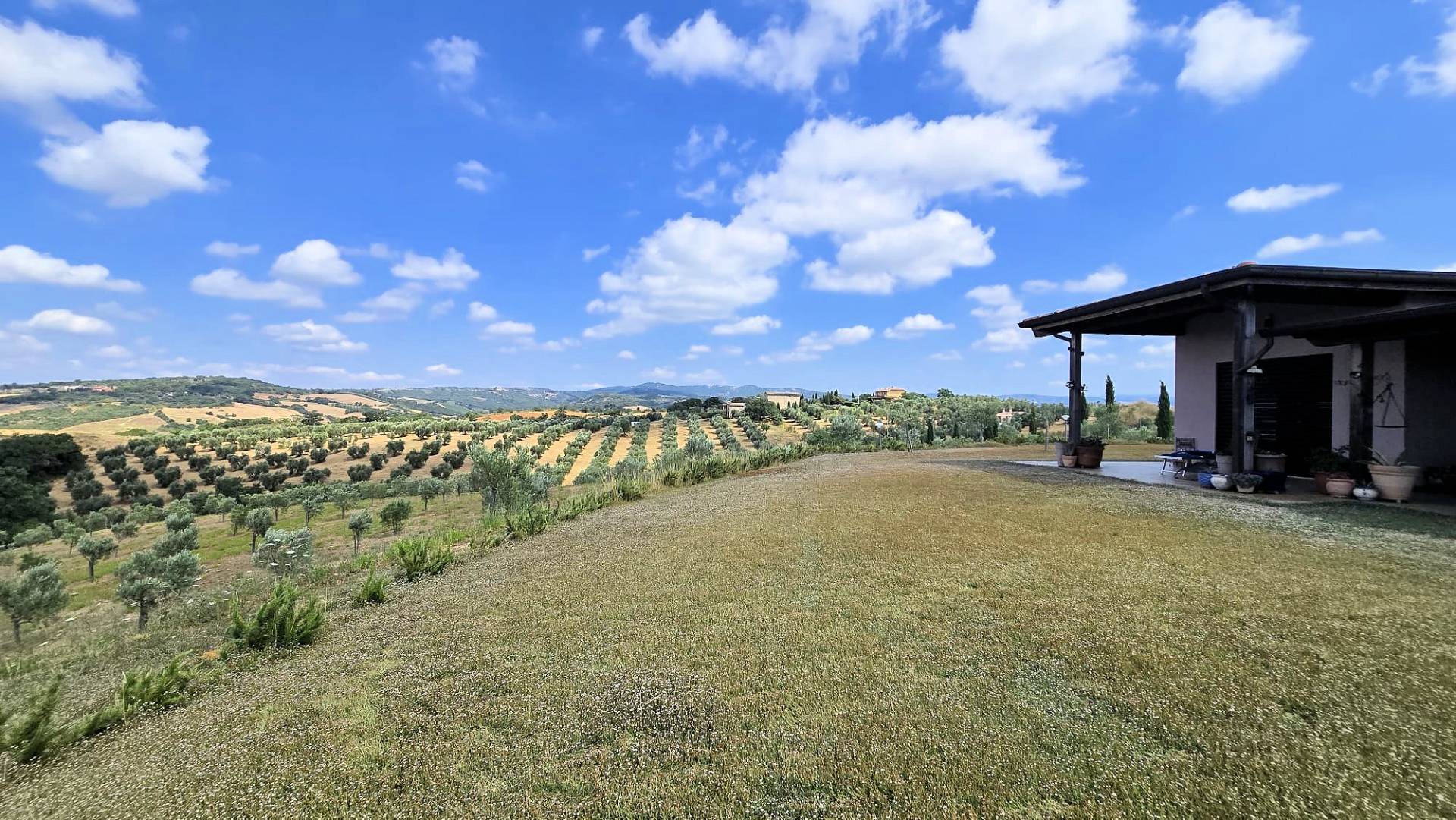Villa di recente costruzione con ampio terreno e vista panoramica sulla campagna fino al mare in ven