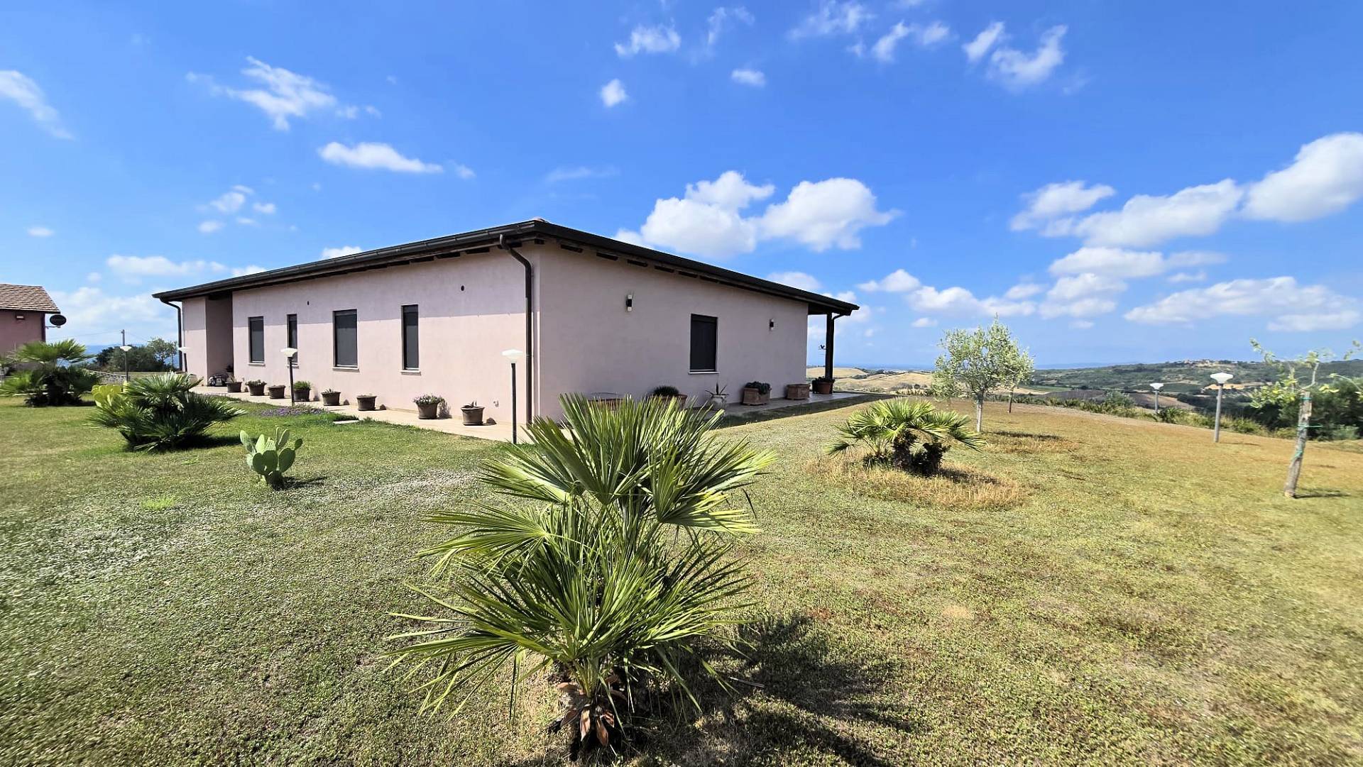 Villa di recente costruzione con ampio terreno e vista panoramica sulla campagna fino al mare in ven