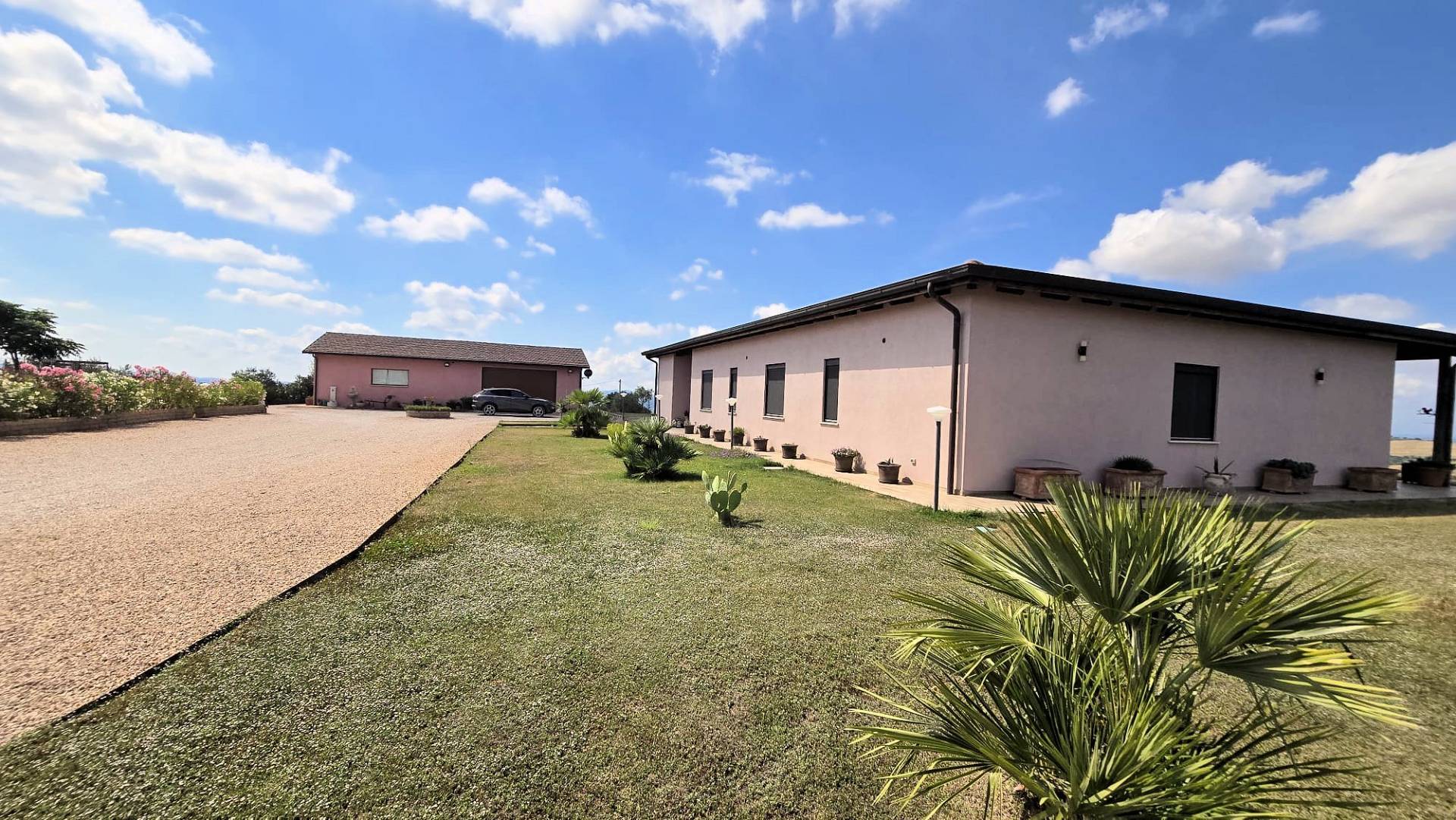 Villa di recente costruzione con ampio terreno e vista panoramica sulla campagna fino al mare in ven