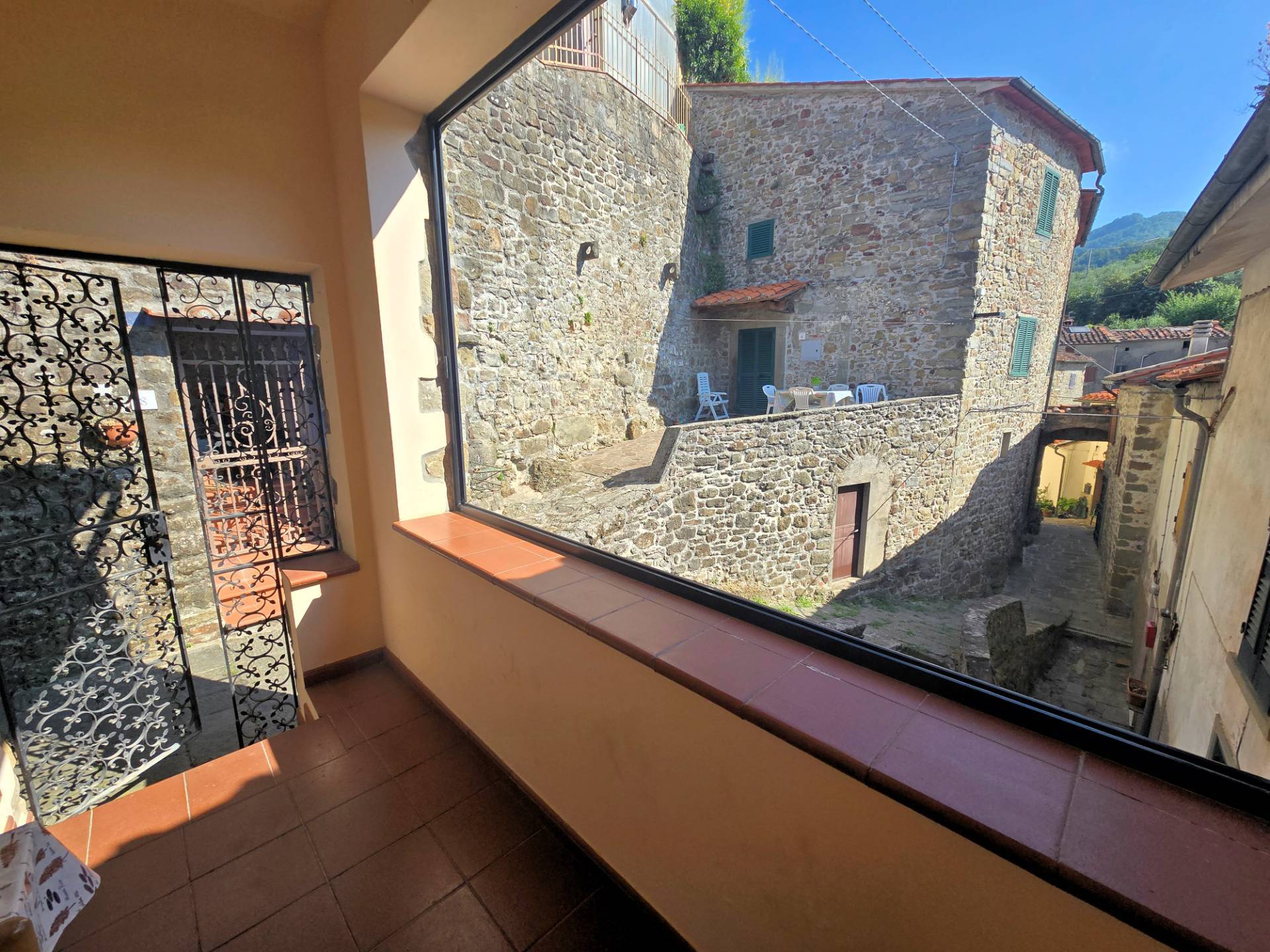 Terratetto completamente ristrutturato con terrazza panoramica in centro storico in vendita a Pescia