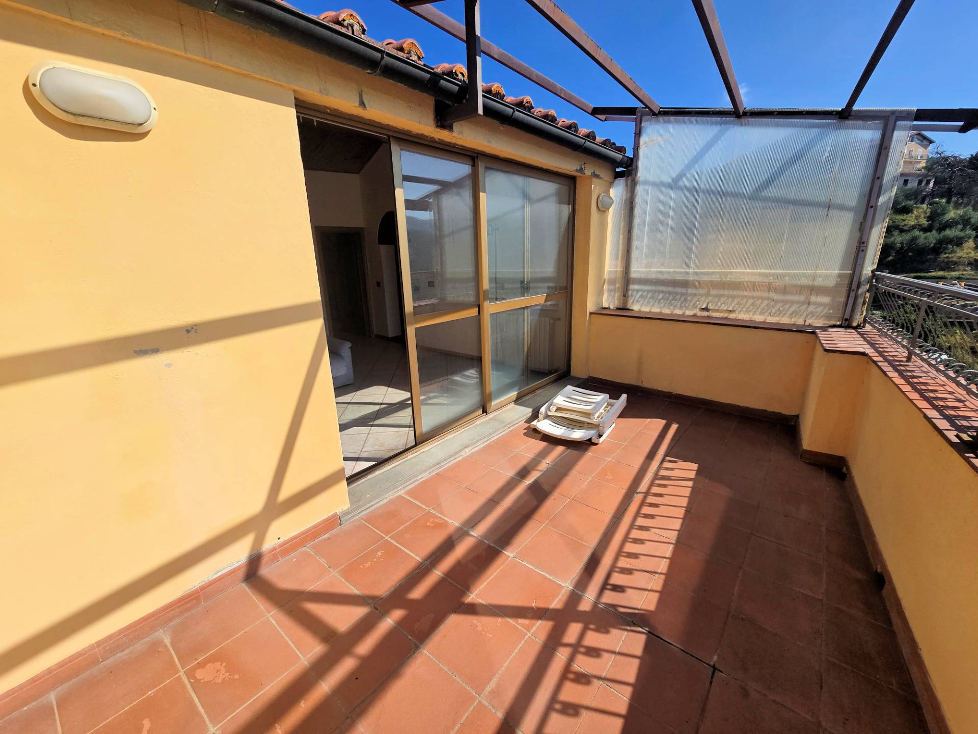Terratetto completamente ristrutturato con terrazza panoramica in centro storico in vendita a Pescia