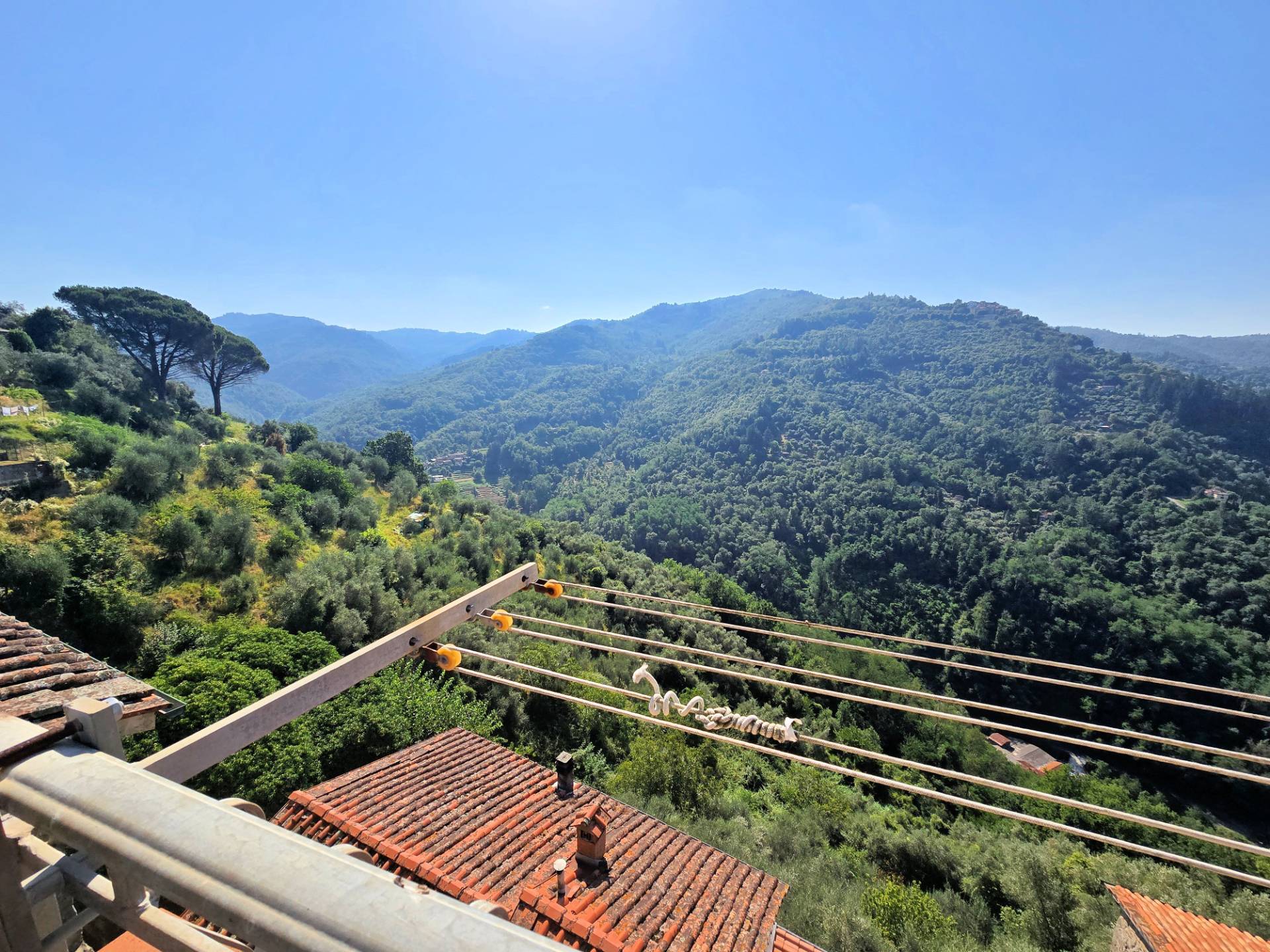 Terratetto completamente ristrutturato con terrazza panoramica in centro storico in vendita a Pescia