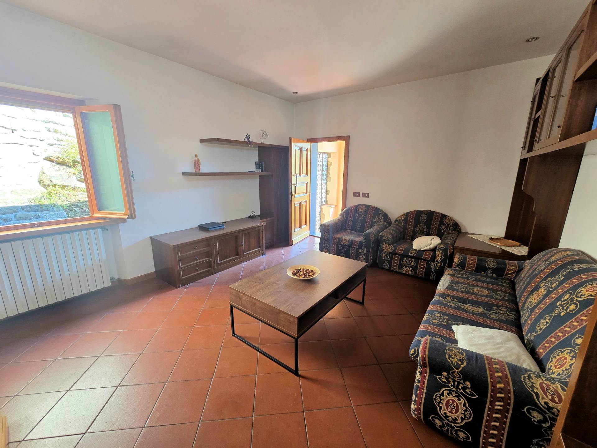 Terratetto completamente ristrutturato con terrazza panoramica in centro storico in vendita a Pescia