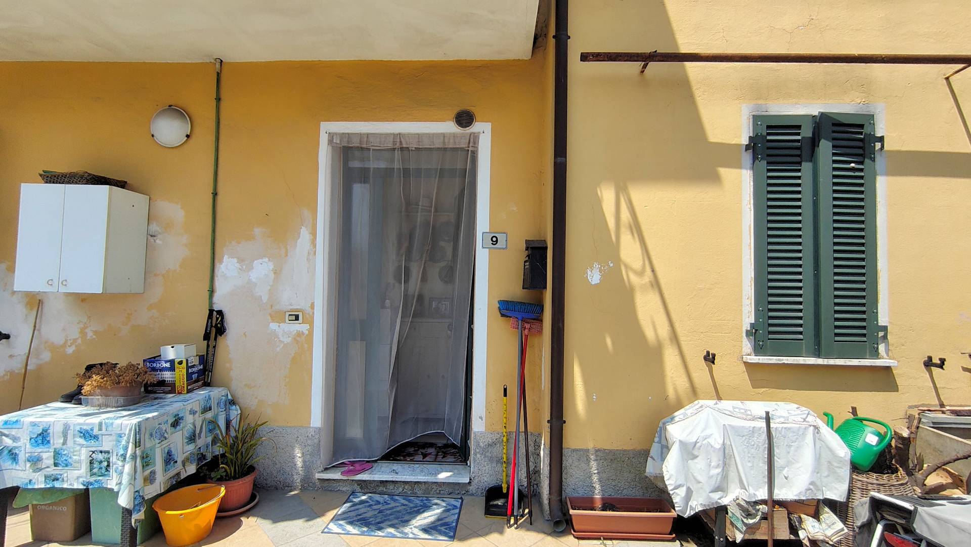 Complesso immobiliare composto da due appartamenti e un fondo commerciale tutti affittati in vendita