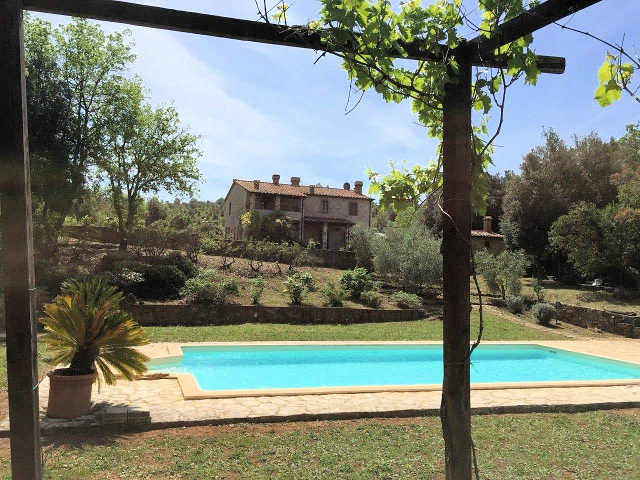 Podere in stile rustico Toscano ristrutturato con ampio terreno e piscina in vendita a Massa Maritti