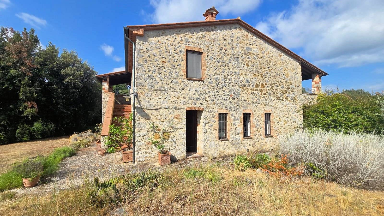 Podere in stile rustico Toscano ristrutturato con ampio terreno e piscina in vendita a Massa Maritti