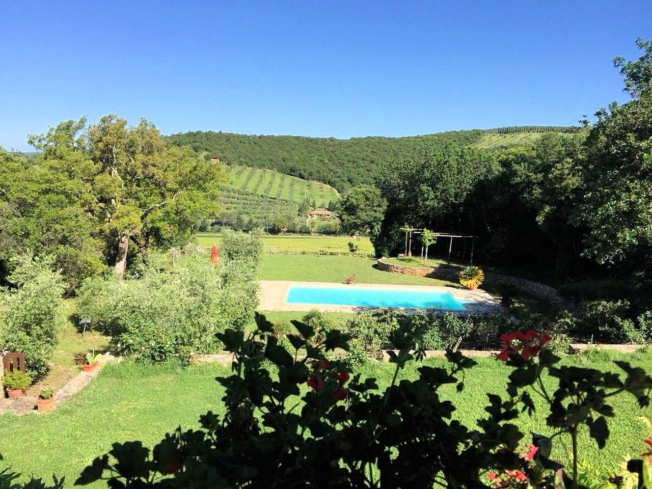 Podere in stile rustico Toscano ristrutturato con ampio terreno e piscina in vendita a Massa Maritti