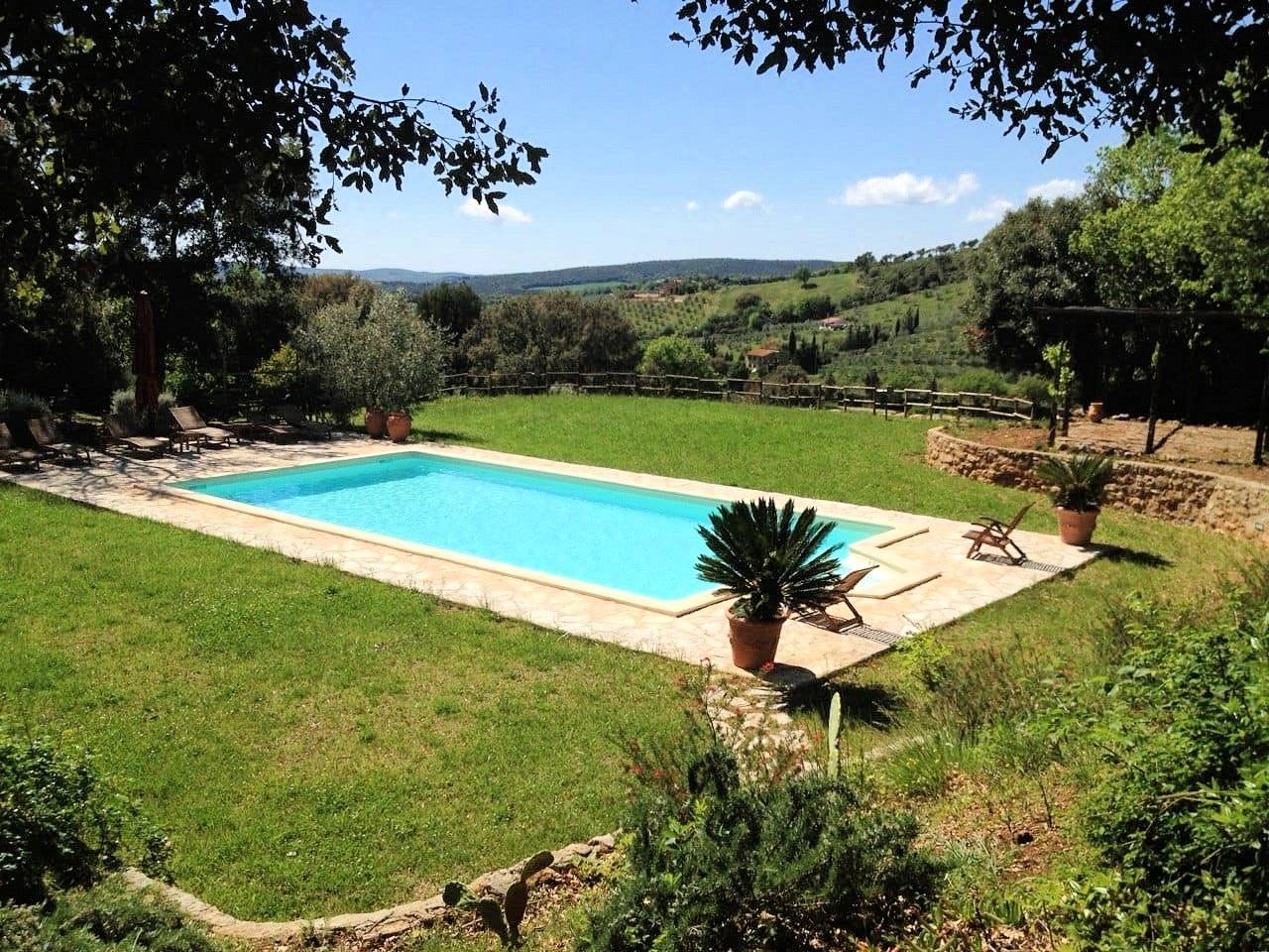 Podere in stile rustico Toscano ristrutturato con ampio terreno e piscina in vendita a Massa Maritti