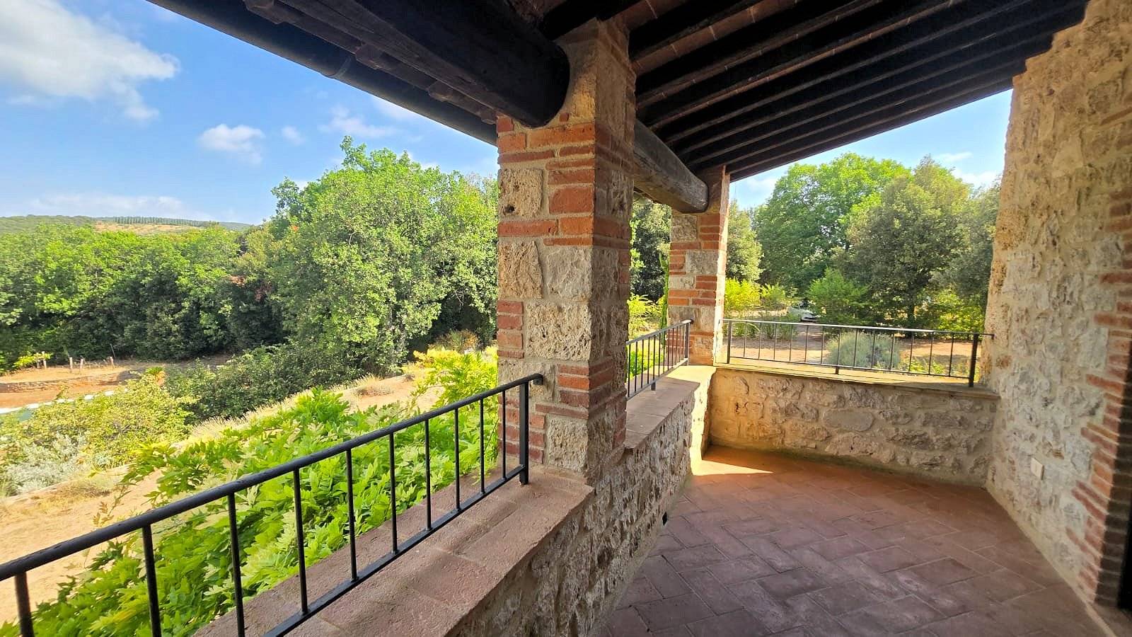 Podere in stile rustico Toscano ristrutturato con ampio terreno e piscina in vendita a Massa Maritti