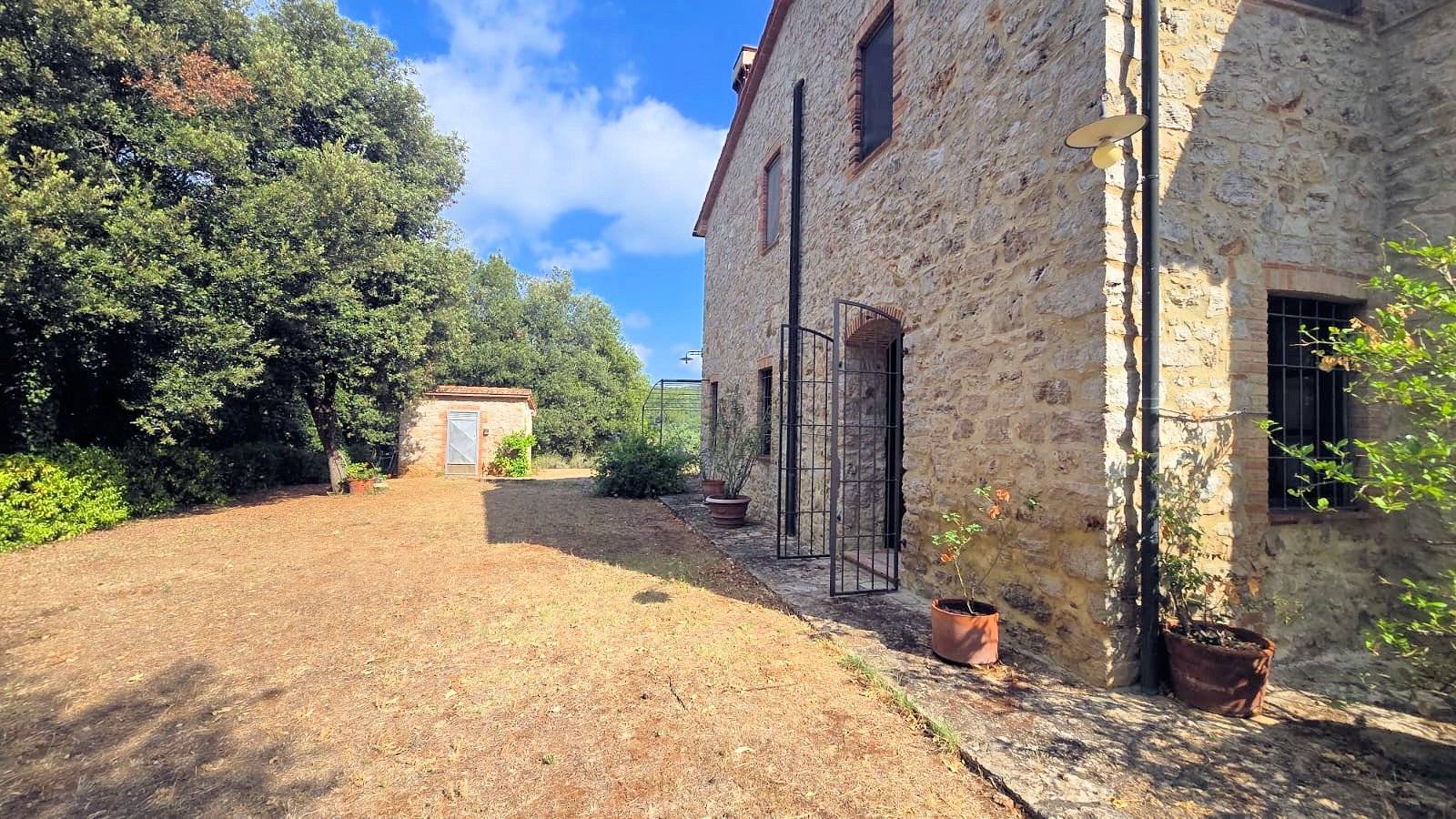 Podere in stile rustico Toscano ristrutturato con ampio terreno e piscina in vendita a Massa Maritti
