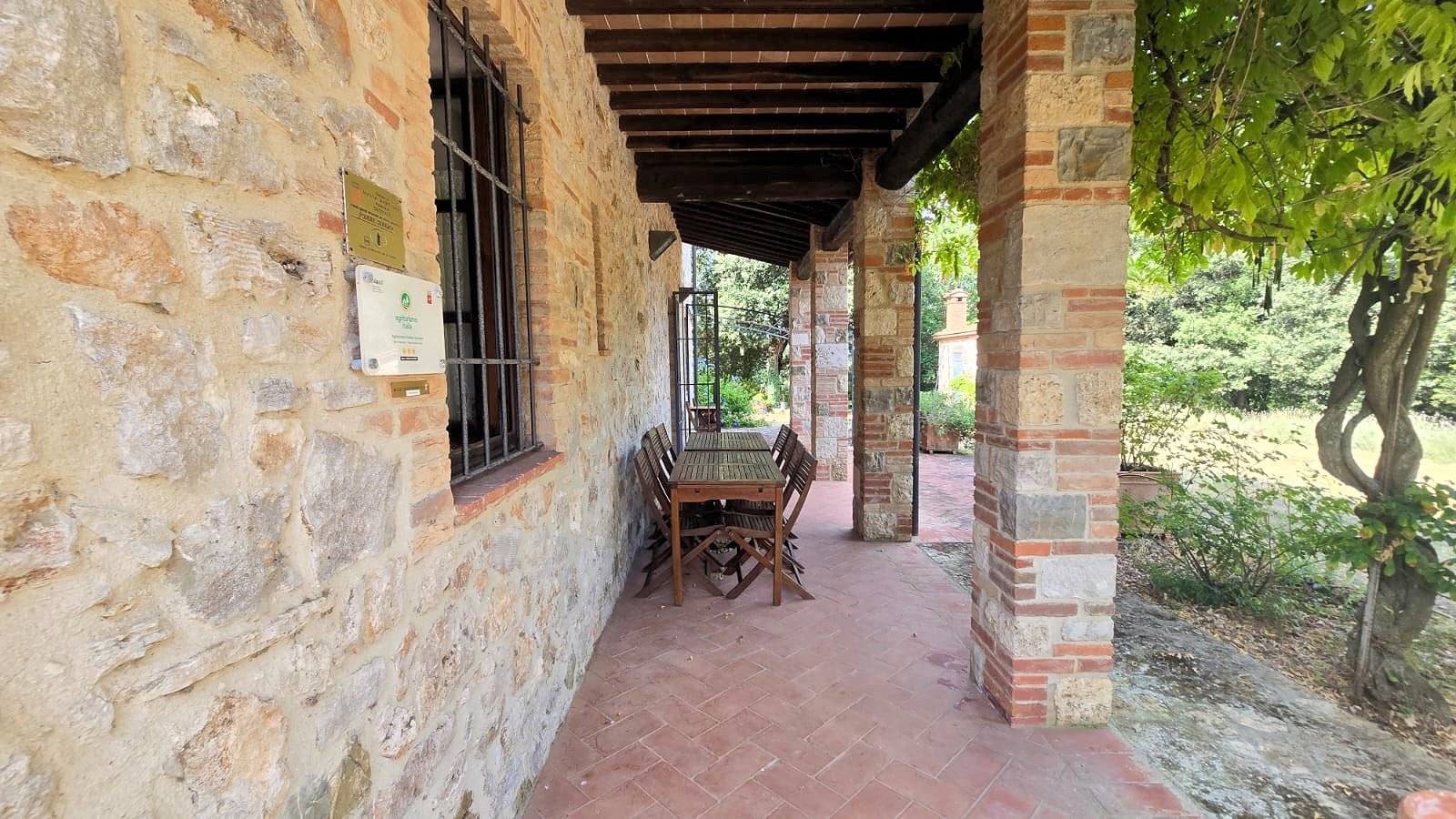 Podere in stile rustico Toscano ristrutturato con ampio terreno e piscina in vendita a Massa Maritti