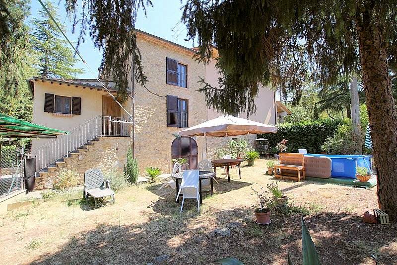 Porzione di casale ristrutturata con giardino in vendita a Volterra