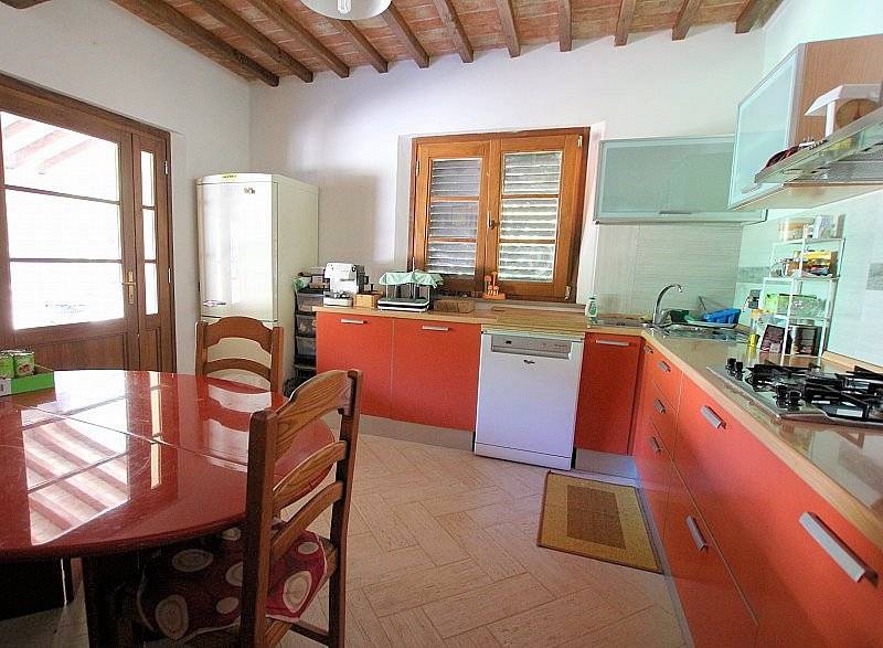 Porzione di casale ristrutturata con giardino in vendita a Volterra