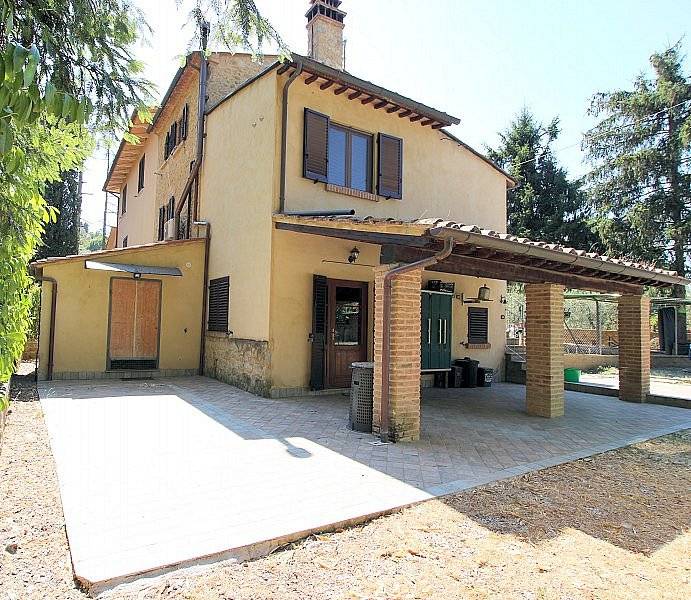 Porzione di casale ristrutturata con giardino in vendita a Volterra
