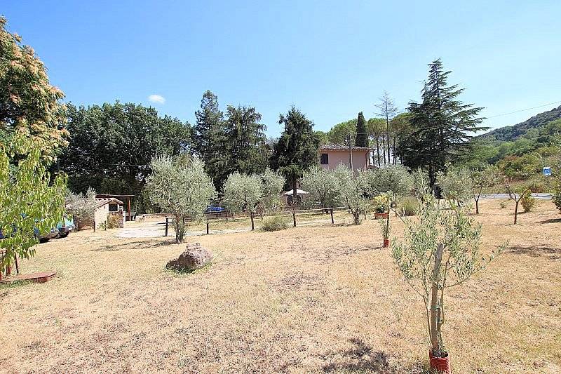 Porzione di casale ristrutturata con giardino in vendita a Volterra
