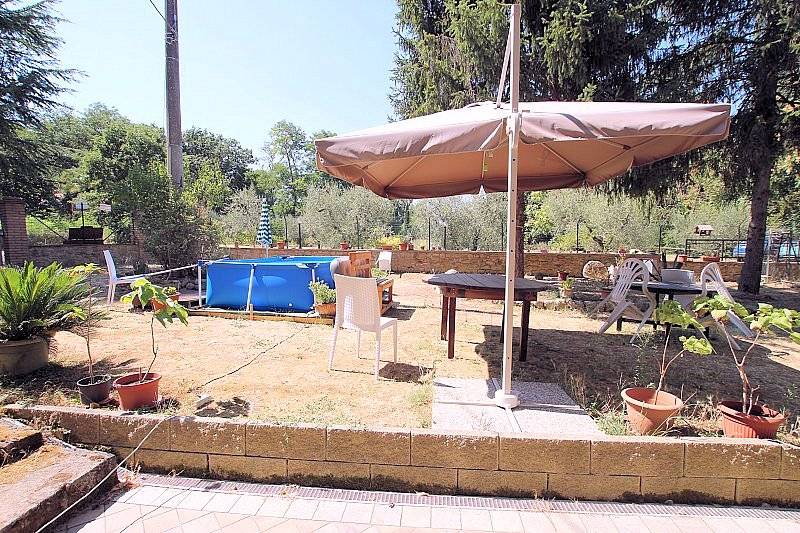 Porzione di casale ristrutturata con giardino in vendita a Volterra