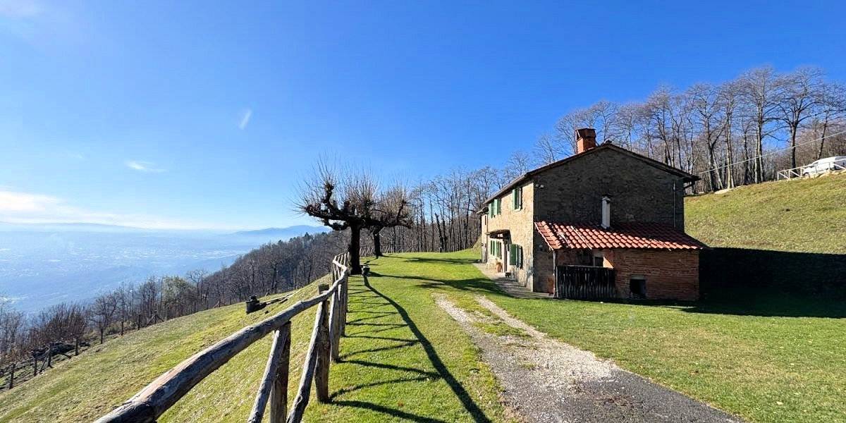 Casale con ampio giardino e vista panoramica in vendita a Massa e Cozzile