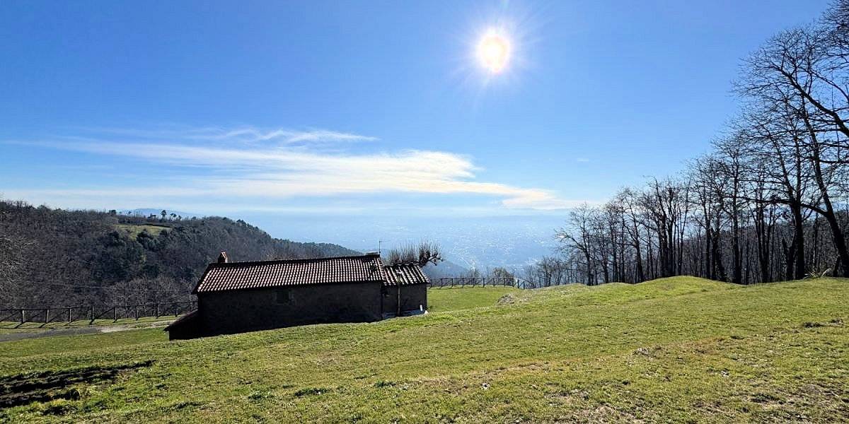 Casale con ampio giardino e vista panoramica in vendita a Massa e Cozzile