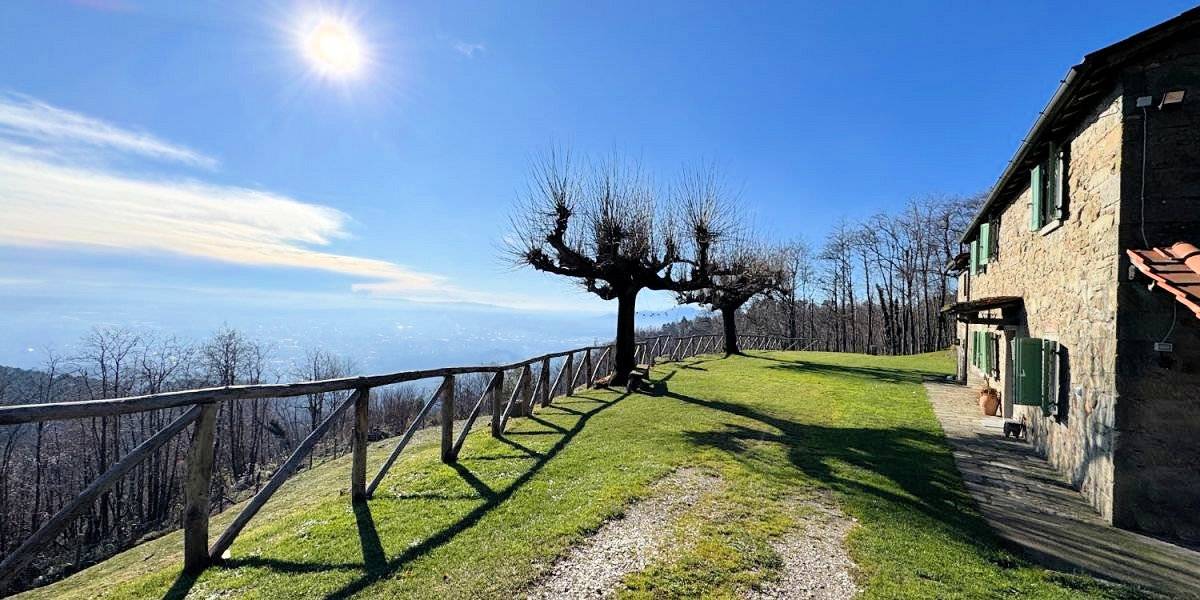 Casale con ampio giardino e vista panoramica in vendita a Massa e Cozzile