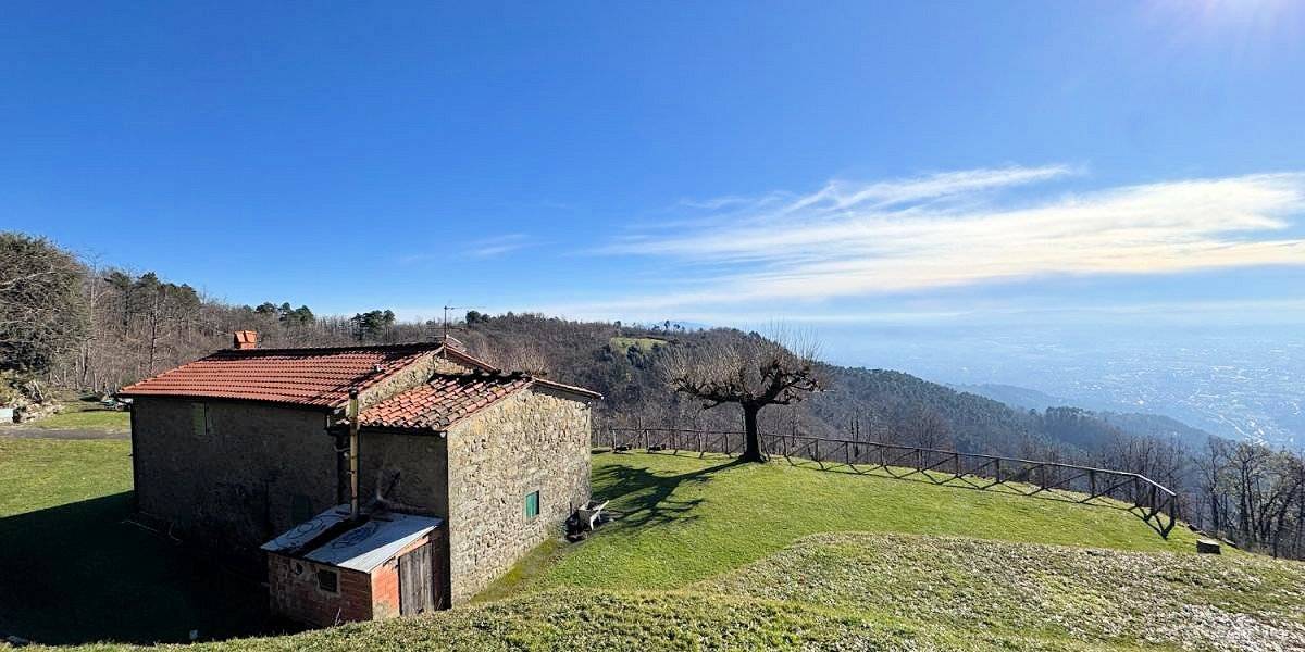 Casale con ampio giardino e vista panoramica in vendita a Massa e Cozzile