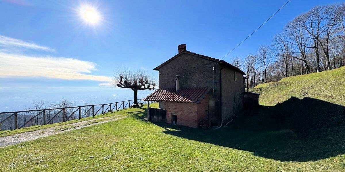 Casale con ampio giardino e vista panoramica in vendita a Massa e Cozzile
