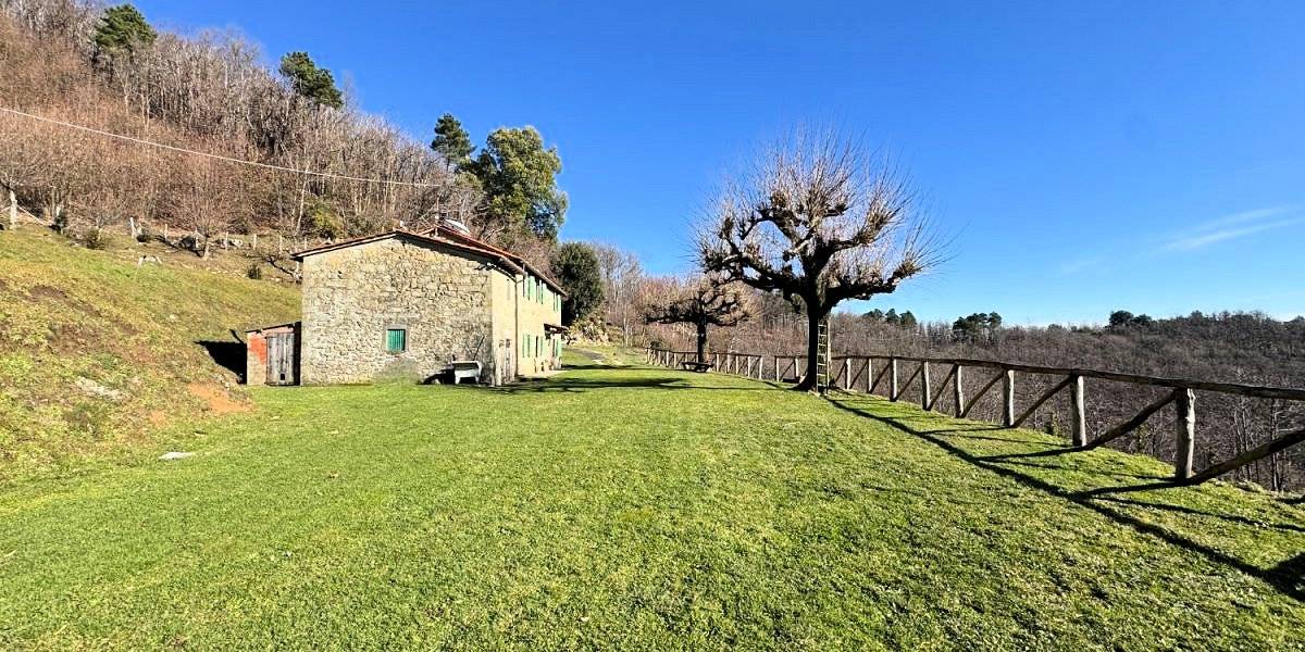 Casale con ampio giardino e vista panoramica in vendita a Massa e Cozzile