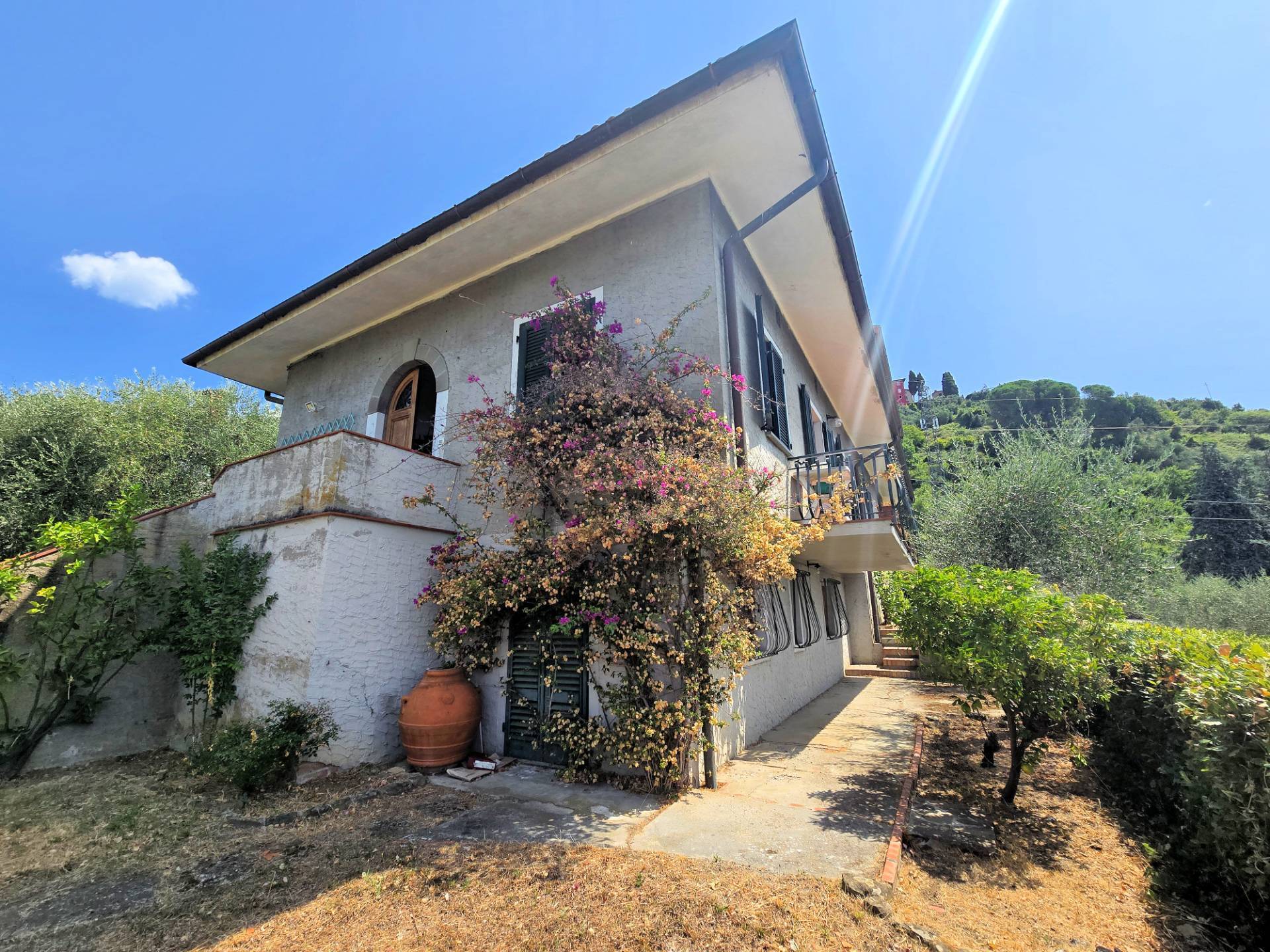Villetta libera su quattro lati con giardino e vista panoramica in vendita a Uzzano