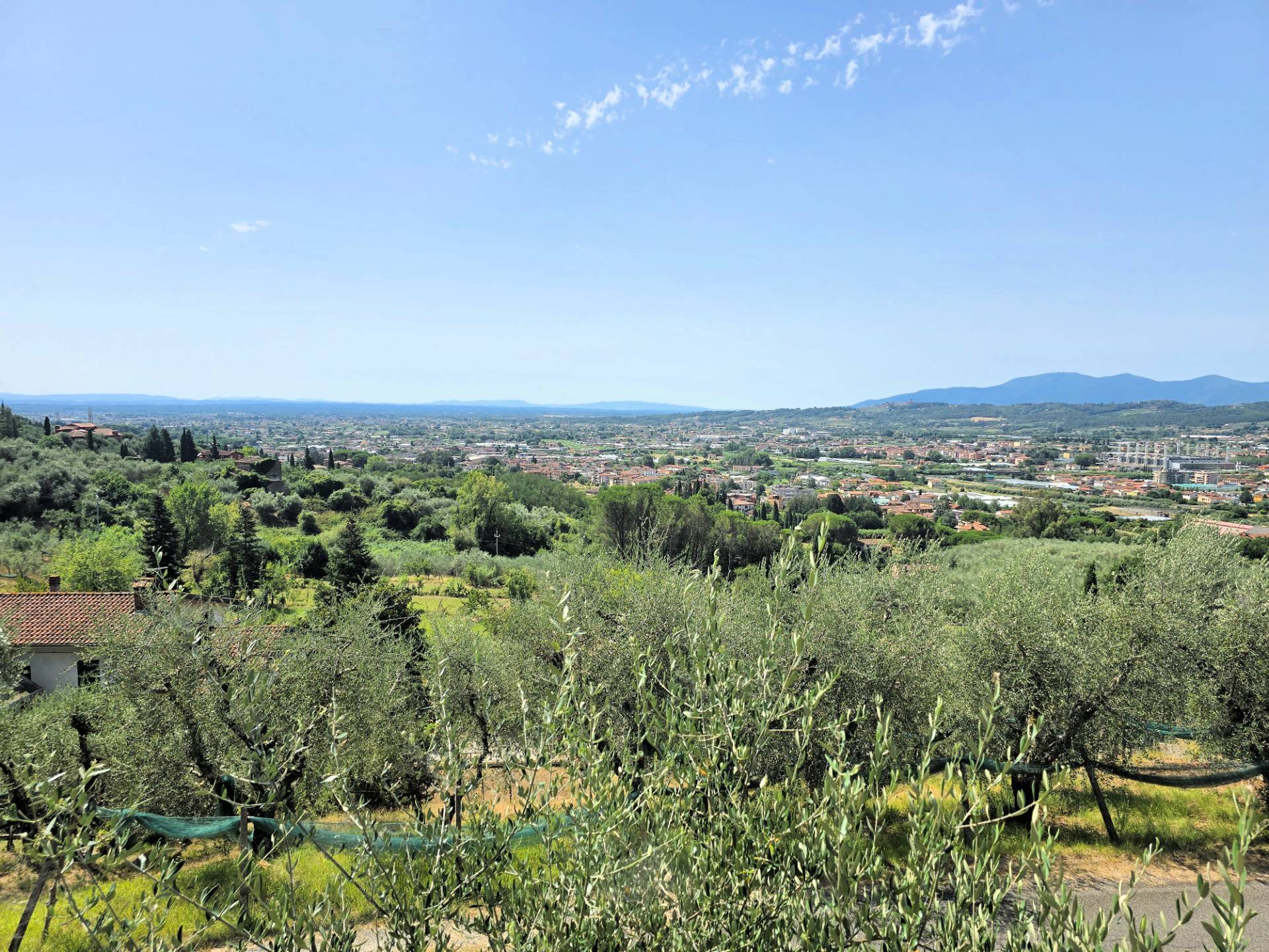 Villetta libera su quattro lati con giardino e vista panoramica in vendita a Uzzano