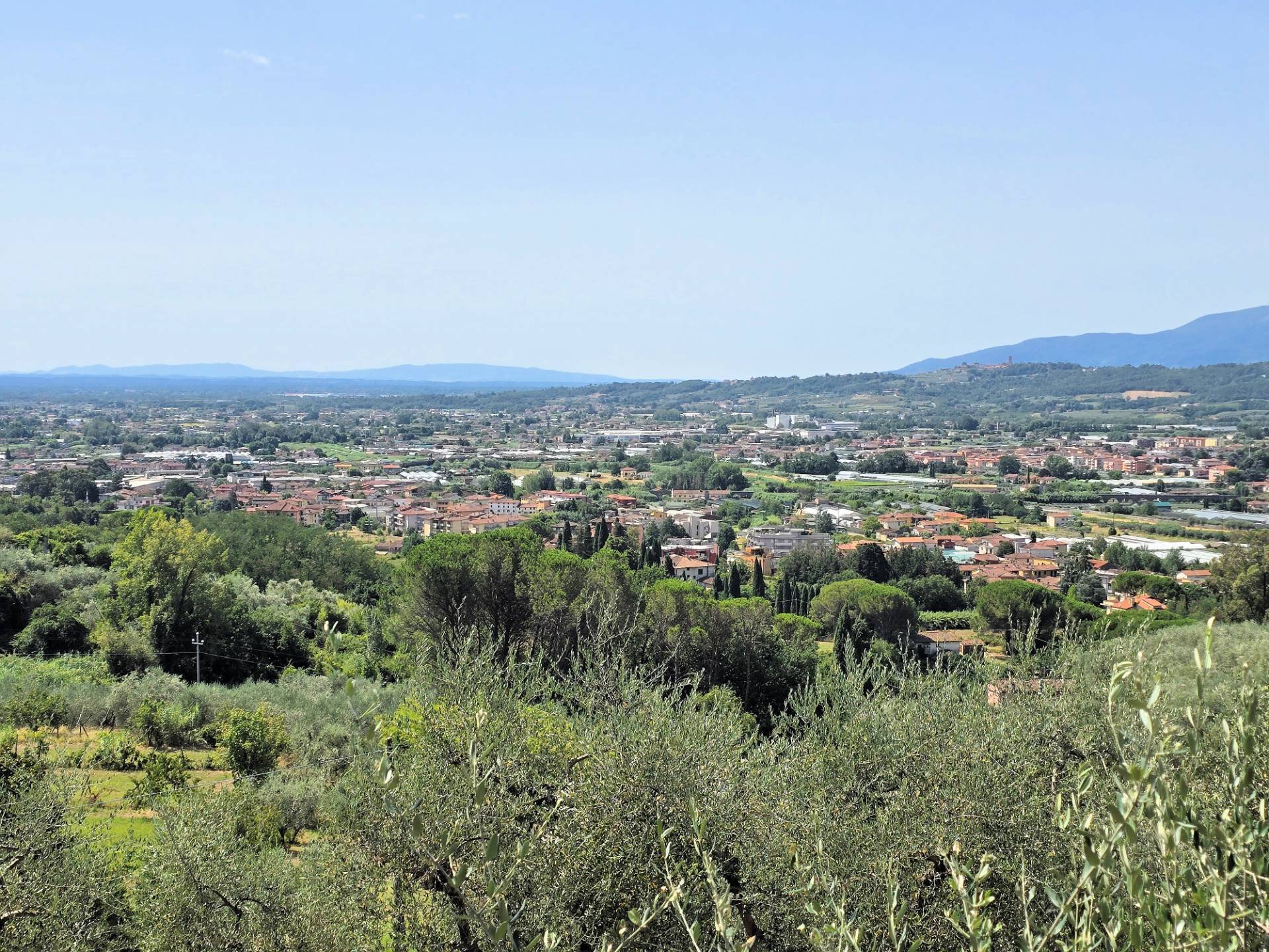 Villetta libera su quattro lati con giardino e vista panoramica in vendita a Uzzano